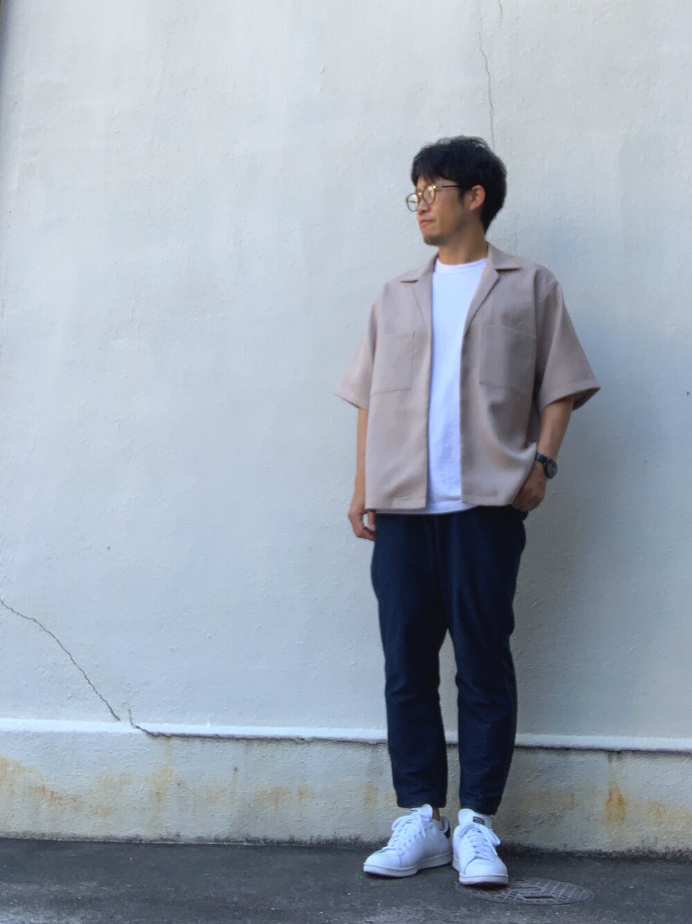 ベージュ系のシャツ/ブラウス、ホワイト系のTシャツ/カットソー、ブルー系のチノパンツを着用したメンズの夏コーディネートの1枚目の写真