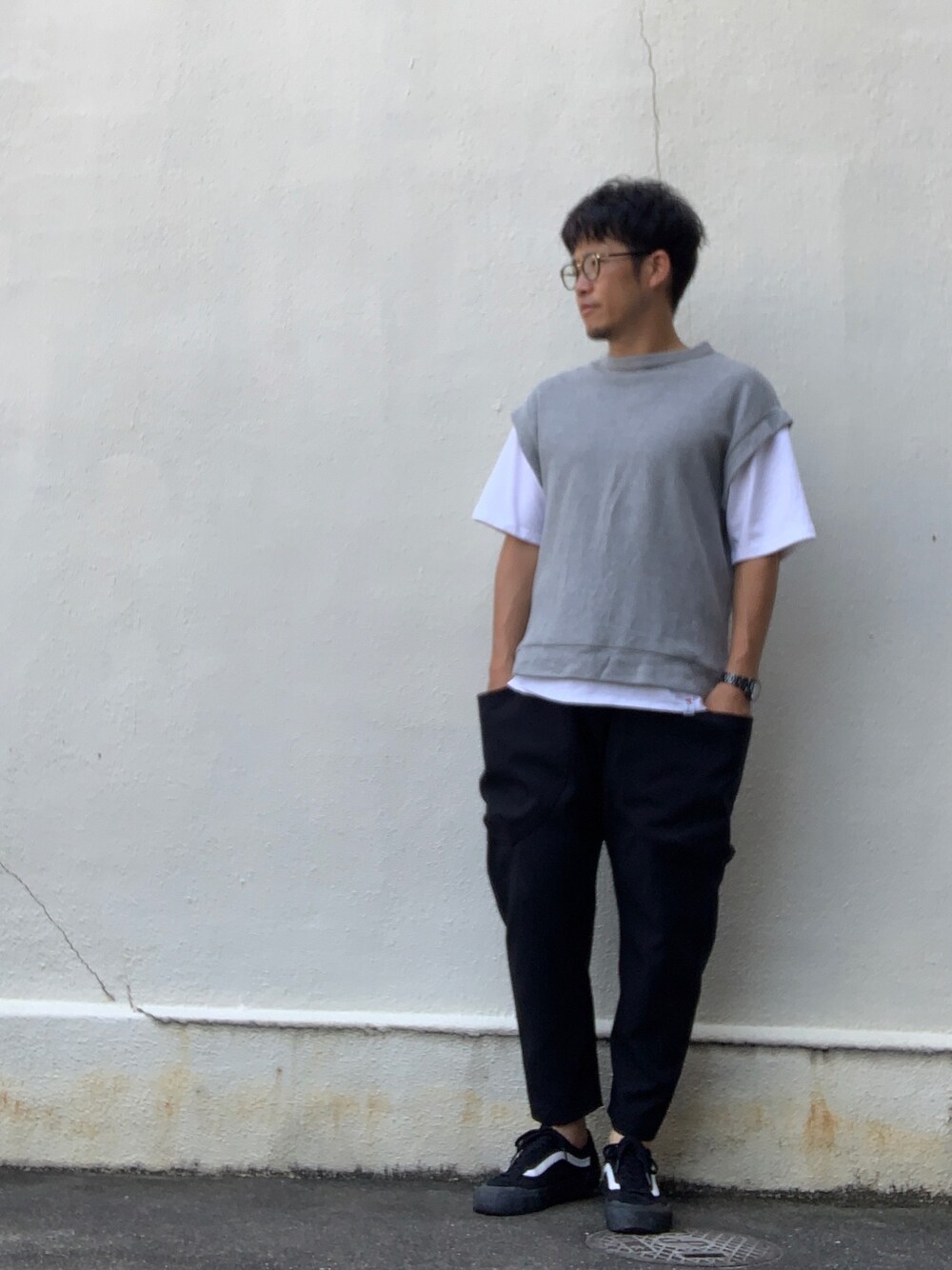 グレー系のTシャツ/カットソー、ブラック系のその他パンツ、ブラック系のスニーカーを着用したメンズの夏コーディネートの1枚目の写真