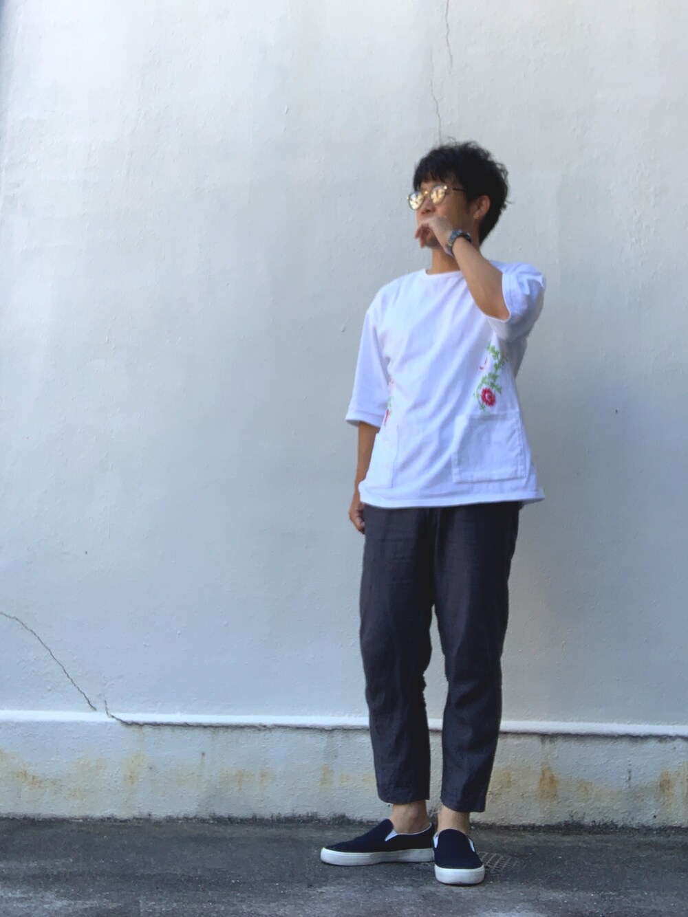 ホワイト系のTシャツ/カットソー、グレー系のスラックス、ブルー系のスリッポンを着用したメンズの秋コーディネートの1枚目の写真