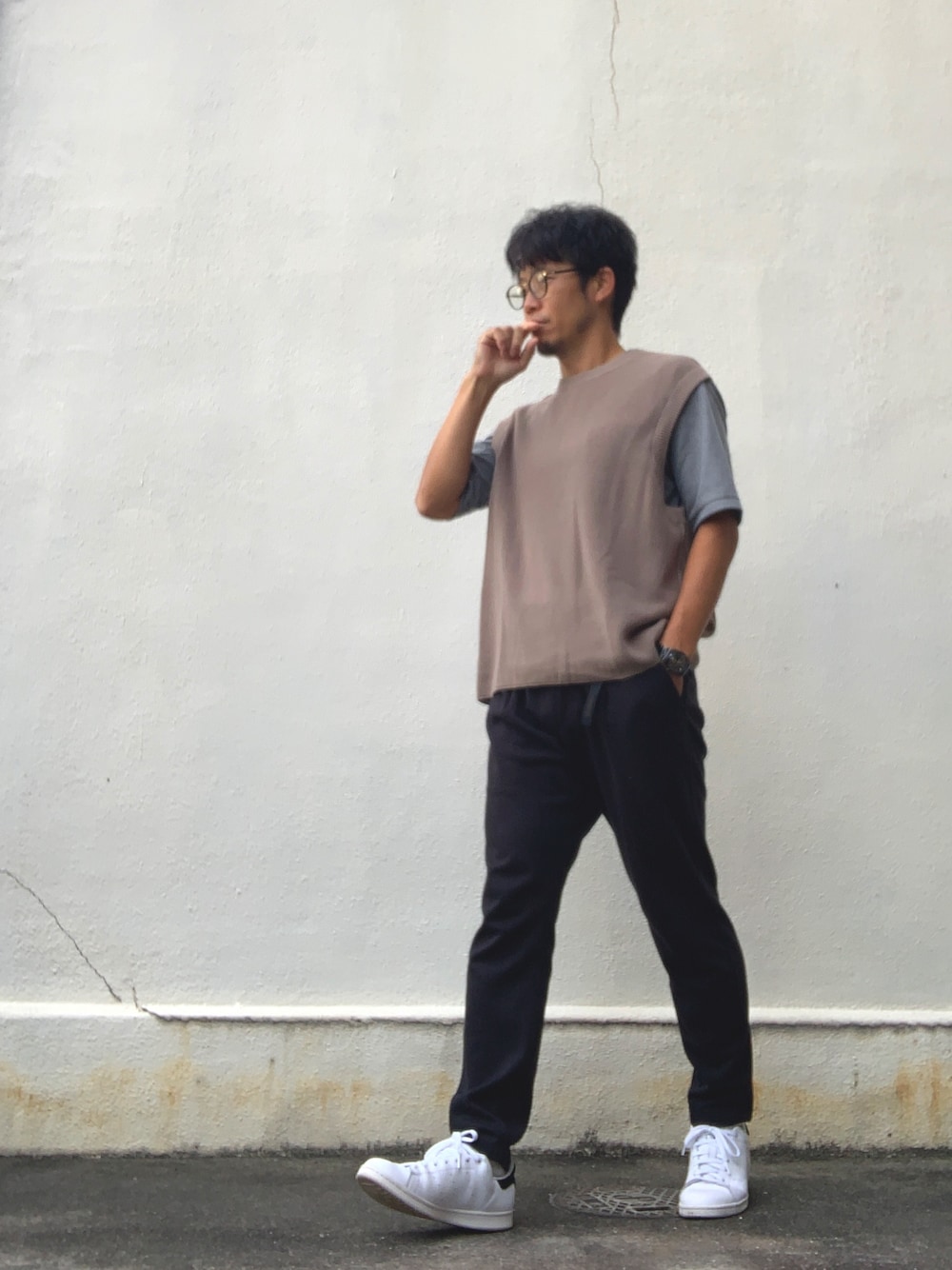 ベージュ系のベスト、グレー系のTシャツ/カットソー、ブラック系のその他パンツを着用したメンズの秋コーディネートの1枚目の写真