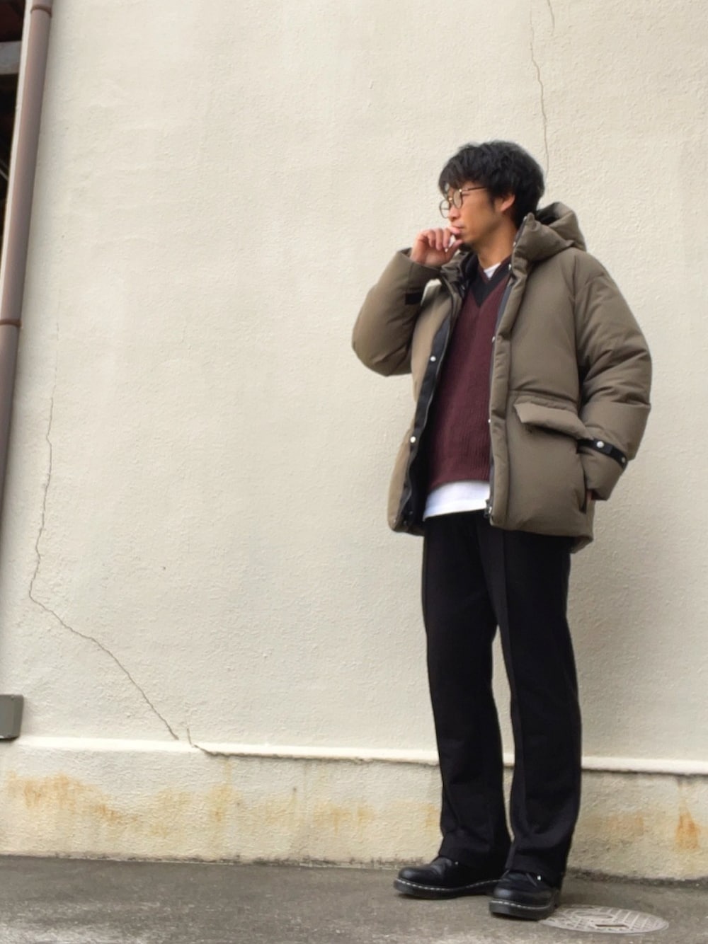 ベージュ系のダウンジャケット/コート、レッド系のニット/セーター、ブラック系のその他パンツを着用したメンズの冬コーディネートの1枚目の写真