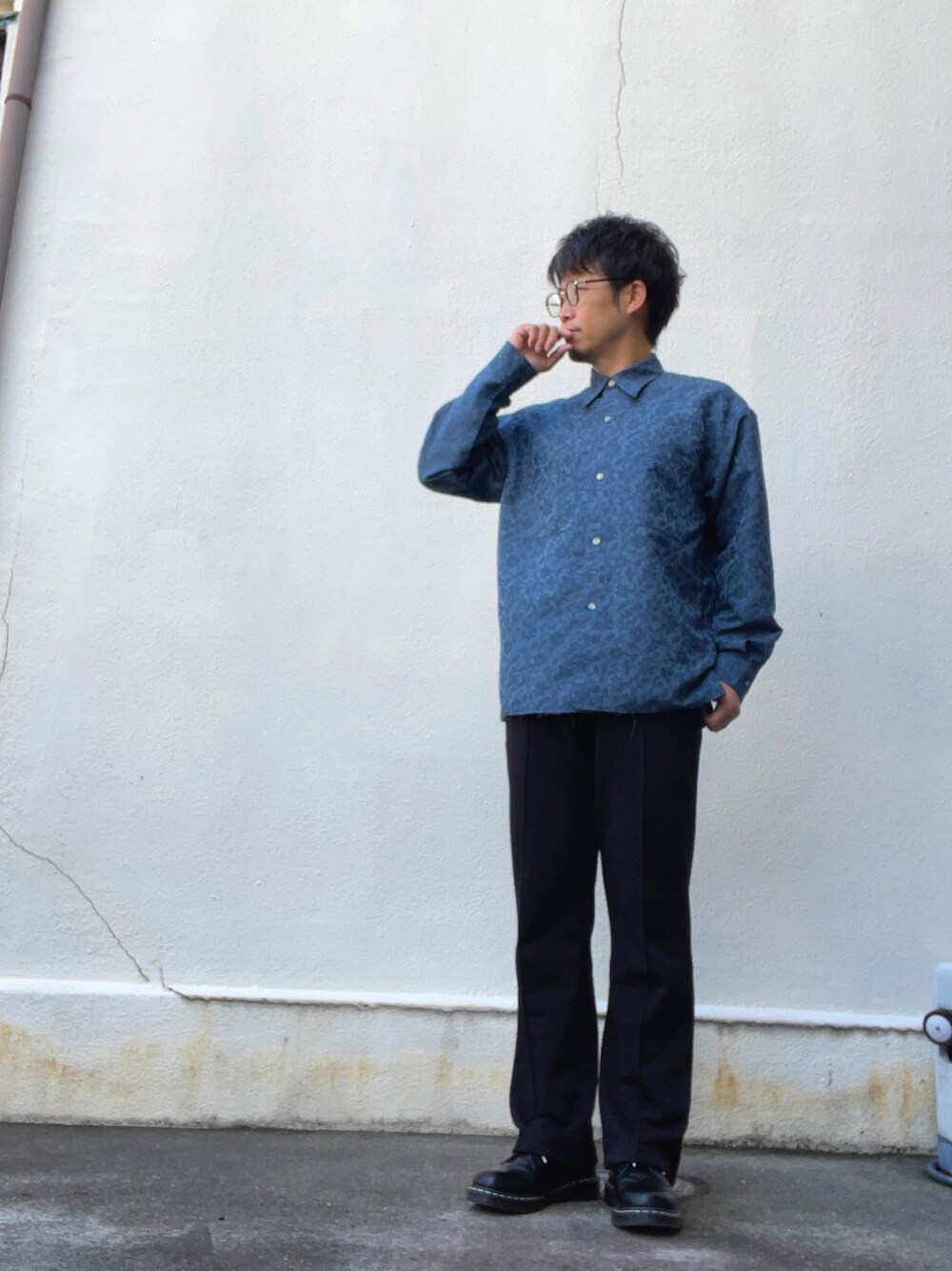 ブルー系のシャツ/ブラウス、ブラック系のその他パンツ、ホワイト系のブーツを着用したメンズの春コーディネートの1枚目の写真