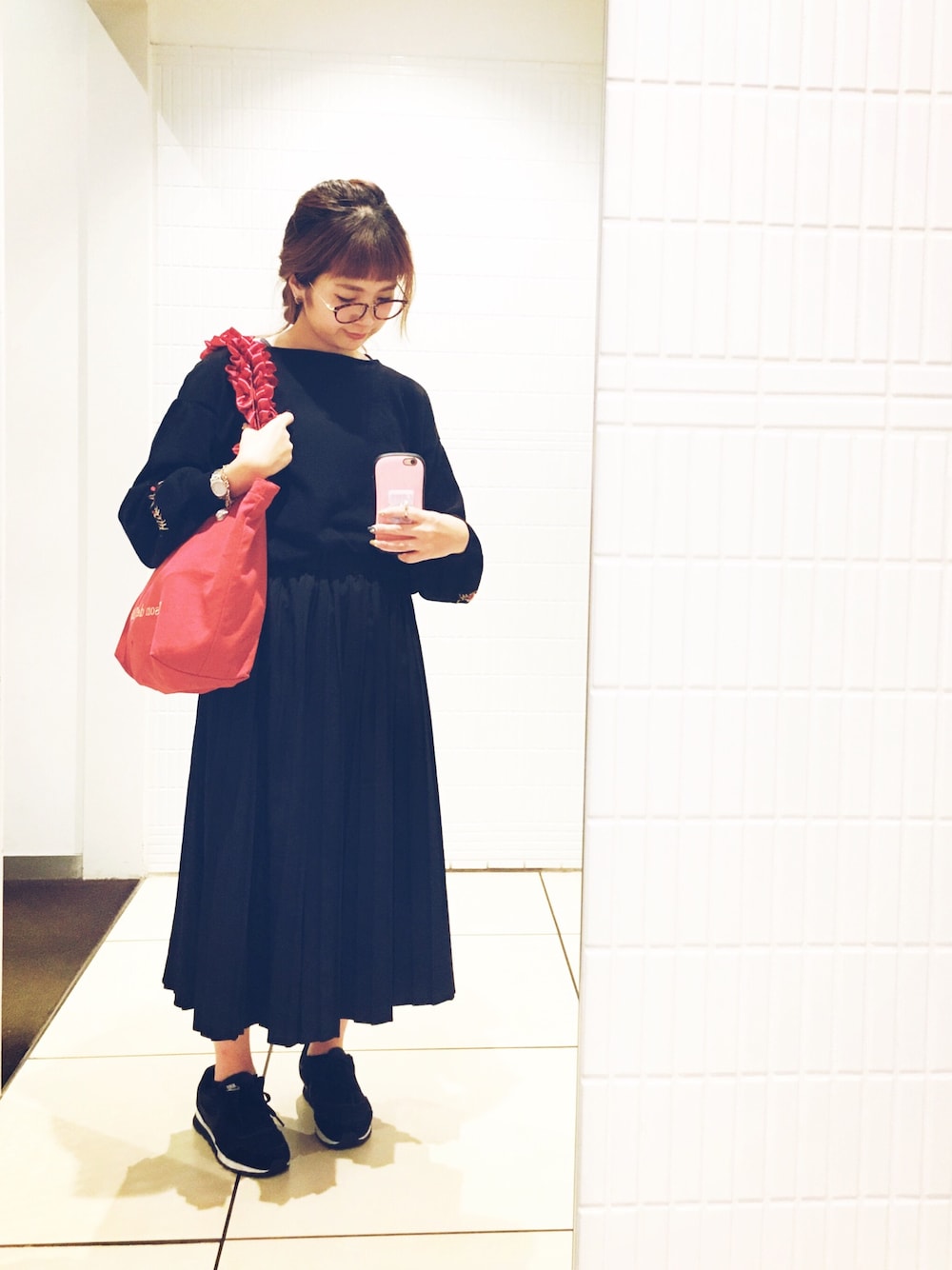 「wearhalloween2017、オールブラック、黒、プリーツスカート、刺繍、フリルトート」｜「Maison de FLEURのフリルハンドルトートMバッグ（トートバッグ、レッド系）」を使った、こりんさん（レディース・153cm）の秋コーディネートの1枚目の写真