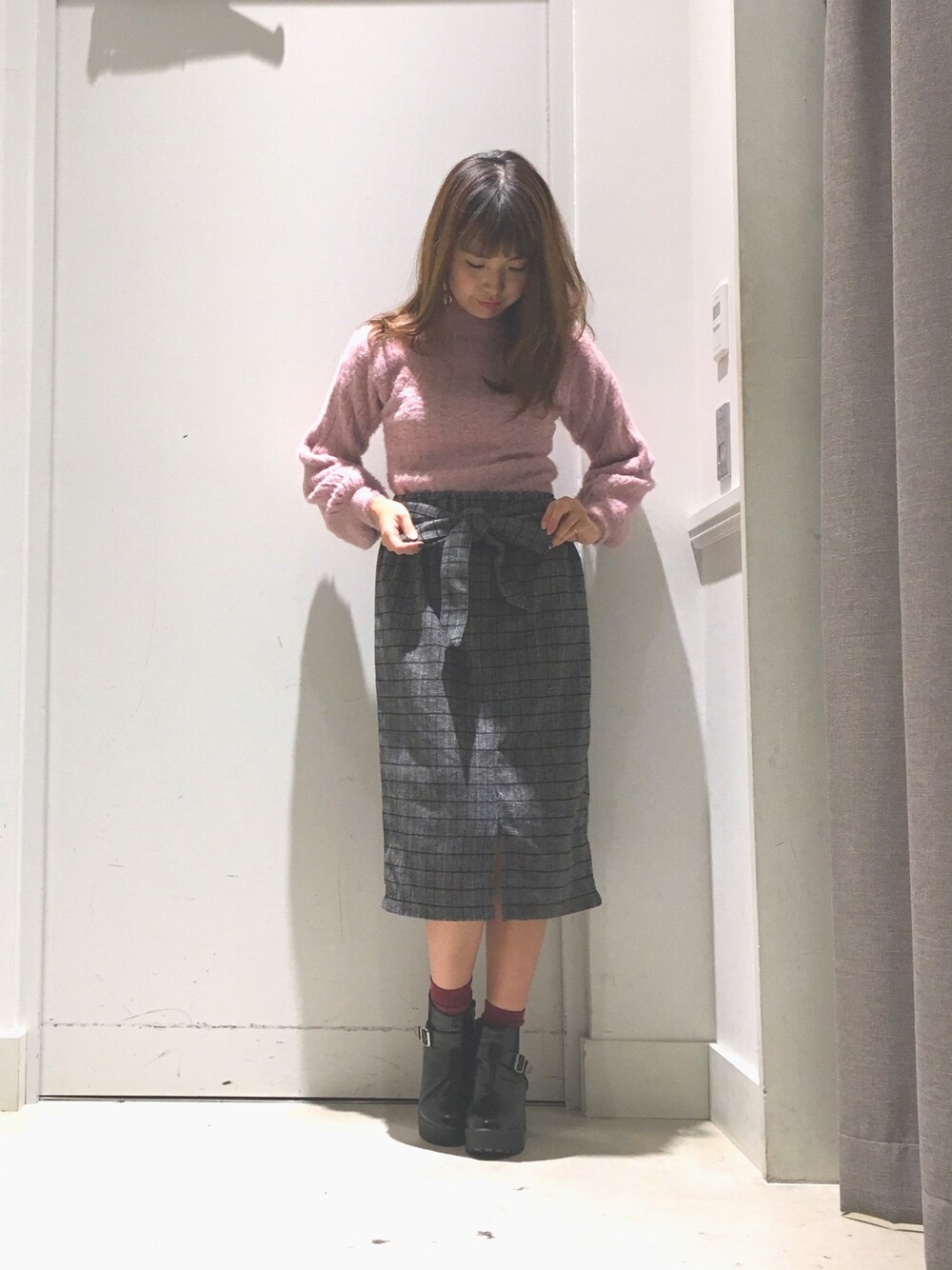 「冬コーデ、オトナカジュアル、チェックスカート、ミディ丈スカート、タイトスカート、ラメニット、ニット、低身長、グレンチェック、イーハイフンワールドギャラリー(E hyphen world gallery)」｜「E hyphen world galleryの・ラメ混フェレットライクフェザープルオーバー（トップス、ピンク系）」を使った、こりんさん（レディース・153cm）の秋コーディネートの1枚目の写真