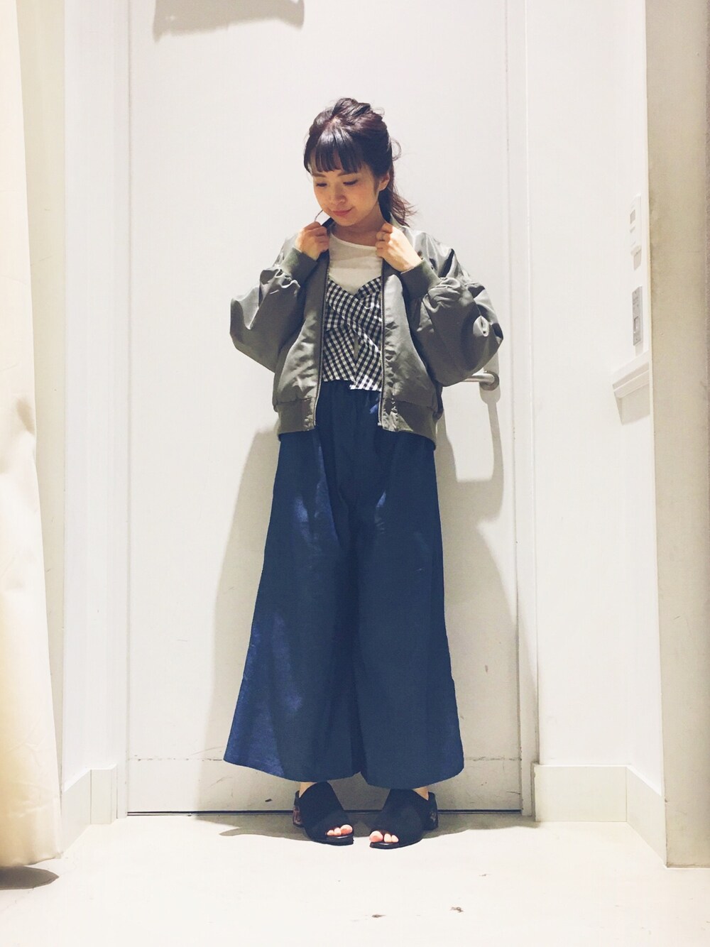 「オトナカジュアル、春、プチプラコーデ、MA-1、リバーシブル、セットアイテム、ビスチェ、ワイドパンツ、ギンガムチェック、イーハイフンワールドギャラリー(E hyphen world gallery)」｜「E hyphen world galleryのリバーシブルブルゾン（ブルゾン、グリーン系）」を使った、こりんさん（レディース・153cm）の冬コーディネートの1枚目の写真