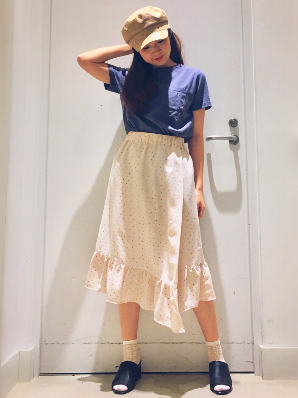 「Champion、コラボ、コラボTシャツ、イーハイフンワールドギャラリー(E hyphen world gallery)、ドット、ティアードスカート、サックスブルー、インディゴ、春コーデ、夏コーデ」｜「E hyphen world galleryの・シートマリンキャスケット（キャスケット、ベージュ系）」を使った、こりんさん（レディース・153cm）の春コーディネートの1枚目の写真