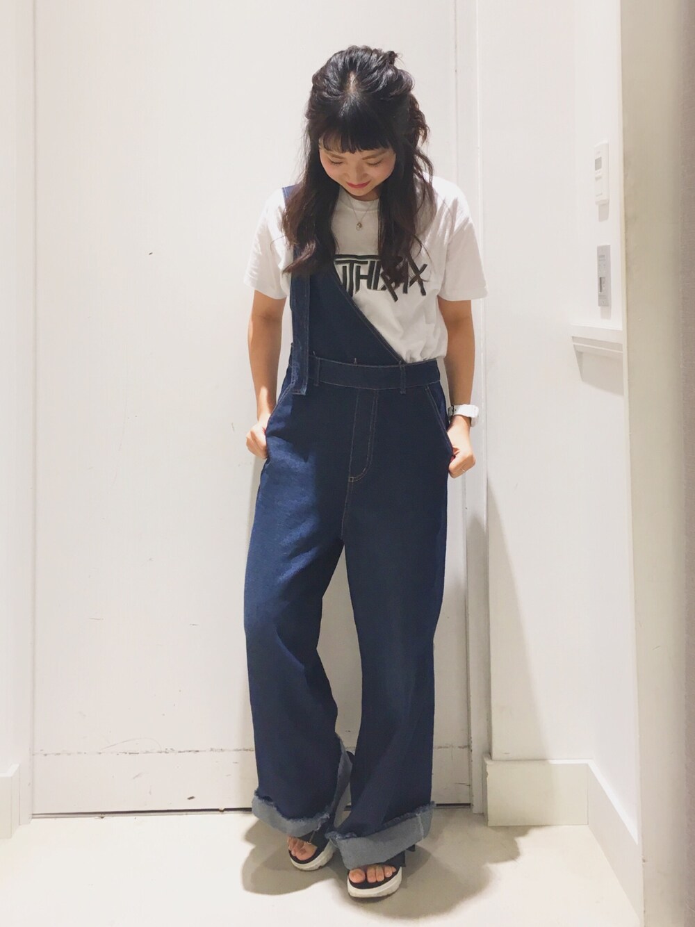 「夏、サロペット、ワイドパンツ、アシンメトリー、カジュアル、コラボTシャツ、イーハイフンワールドギャラリー(E hyphen world gallery)、デニムパンツ、デニムワイドパンツ、ハーフアップお団子」｜「E hyphen world galleryの・3wayデニムワイドサロペット（サロペット/オーバーオール、ブルー系）」を使った、こりんさん（レディース・153cm）の春コーディネートの1枚目の写真