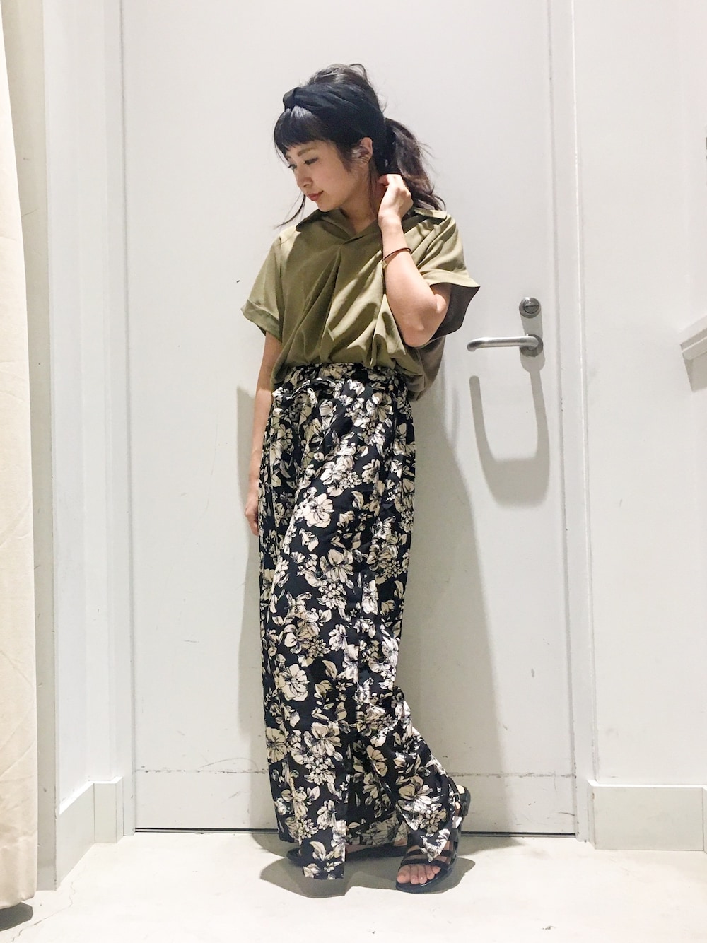 「ワイドパンツ、夏コーデ、ヘアバンド、オトナカジュアル、きれいめカジュアル、ボタニカル柄、ボタニカル、イーハイフンワールドギャラリー(E hyphen world gallery)、花柄、モノトーン」｜「E hyphen world galleryの・チュールmixリボンターバン（ヘアバンド、グリーン系）」を使った、こりんさん（レディース・153cm）の春コーディネートの1枚目の写真