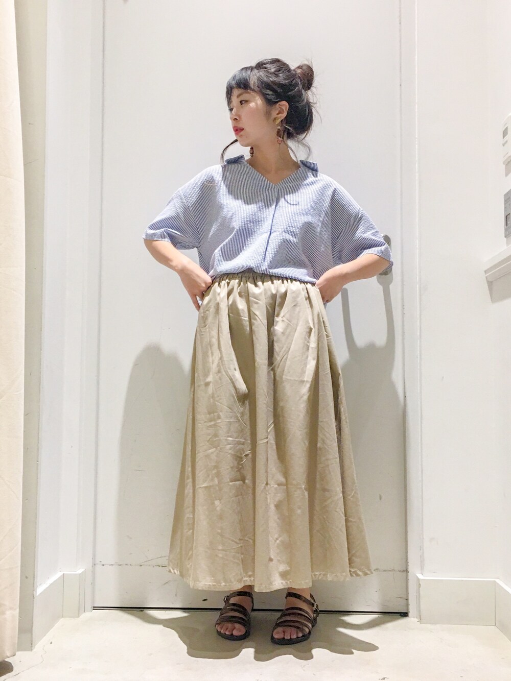 「カジュアルコーデ、ラクチンコーデ、休日コーデ、サッカー、ベージュスカート、イーハイフンワールドギャラリー(E hyphen world gallery)、夏コーデ、お団子ヘアー」｜「E hyphen world galleryの・バックリボンタックシャツ ●（シャツ/ブラウス、ブルー系）」を使った、こりんさん（レディース・153cm）の夏コーディネートの1枚目の写真