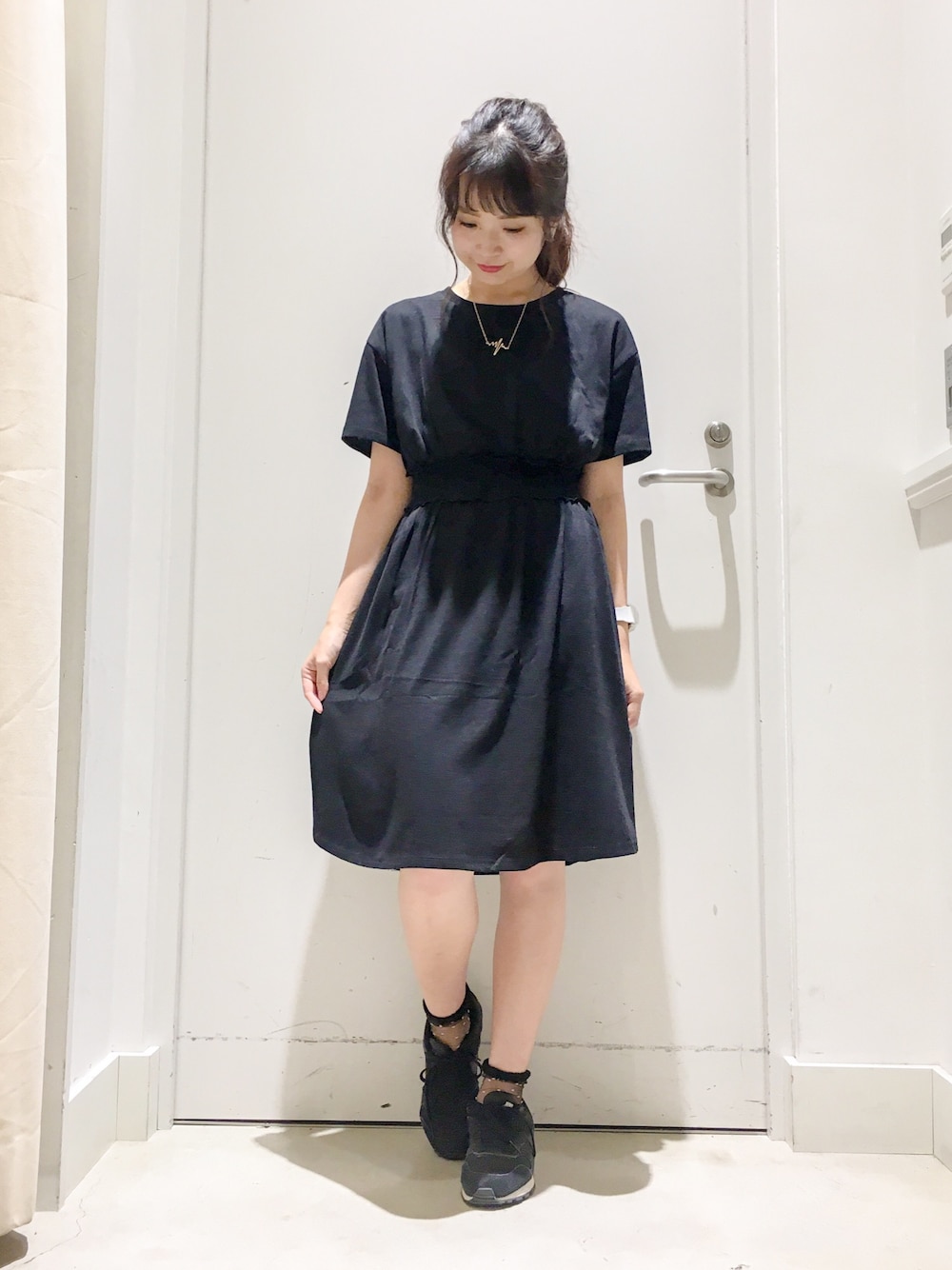 「シンプルコーデ、夏コーデ、楽チンコーデ、ワンピース、黒ワンピ、LBD、スタイルアップ、ワンピース×スニーカー、ポニーテール」｜「E hyphen world galleryの・ウエスト切り替えギャザーワンピース ●（ワンピース、ブラック系）」を使った、こりんさん（レディース・153cm）の夏コーディネートの1枚目の写真