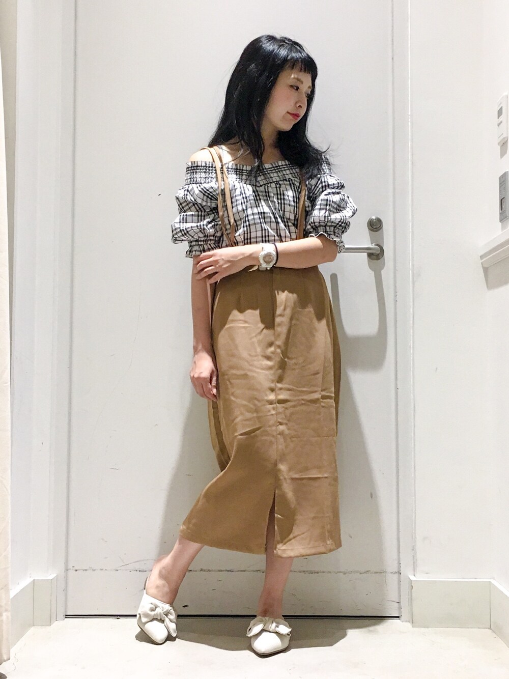 「夏セールで買いました、チェックブラウス、オトナカジュアル、サス付きパンツ、タイトスカート、ベージュスカート、新作、チェックシャツ、チェック、イーハイフンワールドギャラリー(E hyphen world gallery)」｜「E hyphen world galleryの・チェックオフショルプルオーバー（シャツ/ブラウス、ホワイト系）」を使った、こりんさん（レディース・153cm）の夏コーディネートの1枚目の写真