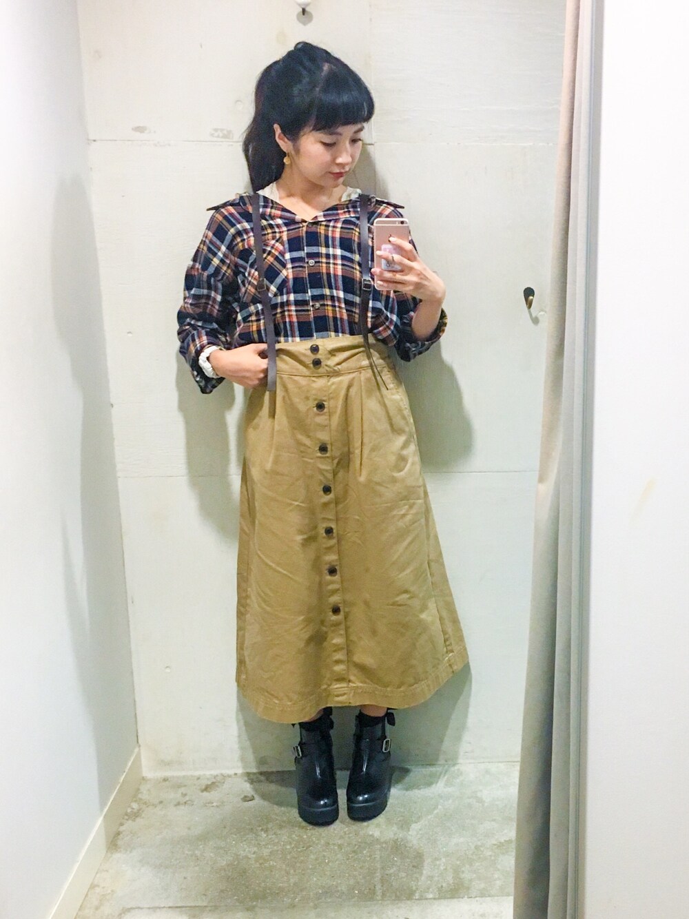 「ネルシャツ、秋服準備はじめました、チェックシャツ、抜け襟、サスペンダー、ロングスカート、今日のコーデ、秋、ベージュスカート」｜「E hyphen world galleryの・抜け衿ネルシャツ（シャツ/ブラウス、イエロー系）」を使った、こりんさん（レディース・153cm）の秋コーディネートの1枚目の写真