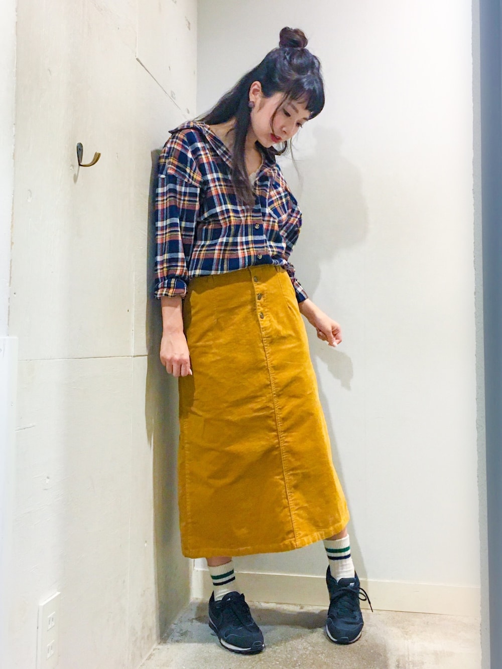 「スポーツMIX'18秋、コーデュロイ、タイトスカート、チェックシャツ、ネルシャツ、抜け襟、ネルシャツチェック、スニーカー、コーデュロイスカート、マスタードイエロー」｜「E hyphen world galleryの・抜け衿ネルシャツ（シャツ/ブラウス、イエロー系）」を使った、こりんさん（レディース・153cm）の秋コーディネートの1枚目の写真