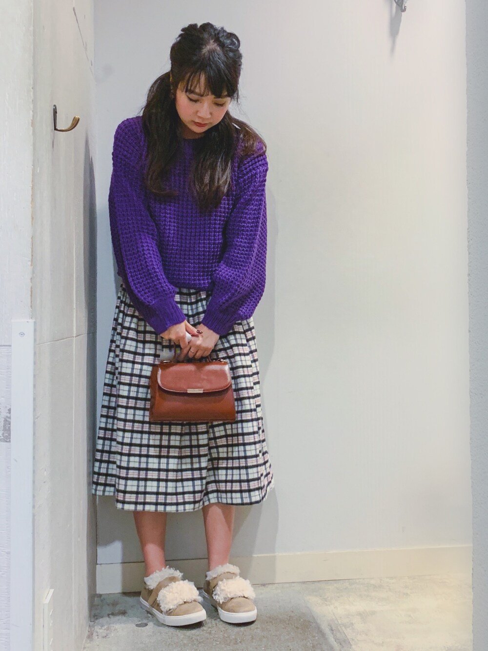 「パープル、パープルニット、ワッフルニット、バルーンスリーブ、チェックスカート、大人ガーリー、秋コーデ、プチプラ、ハーフアップ、ファー小物」｜「E hyphen world galleryのワッフル編みプルオーバー（トップス、パープル系）」を使った、こりんさん（レディース・153cm）の秋コーディネートの1枚目の写真