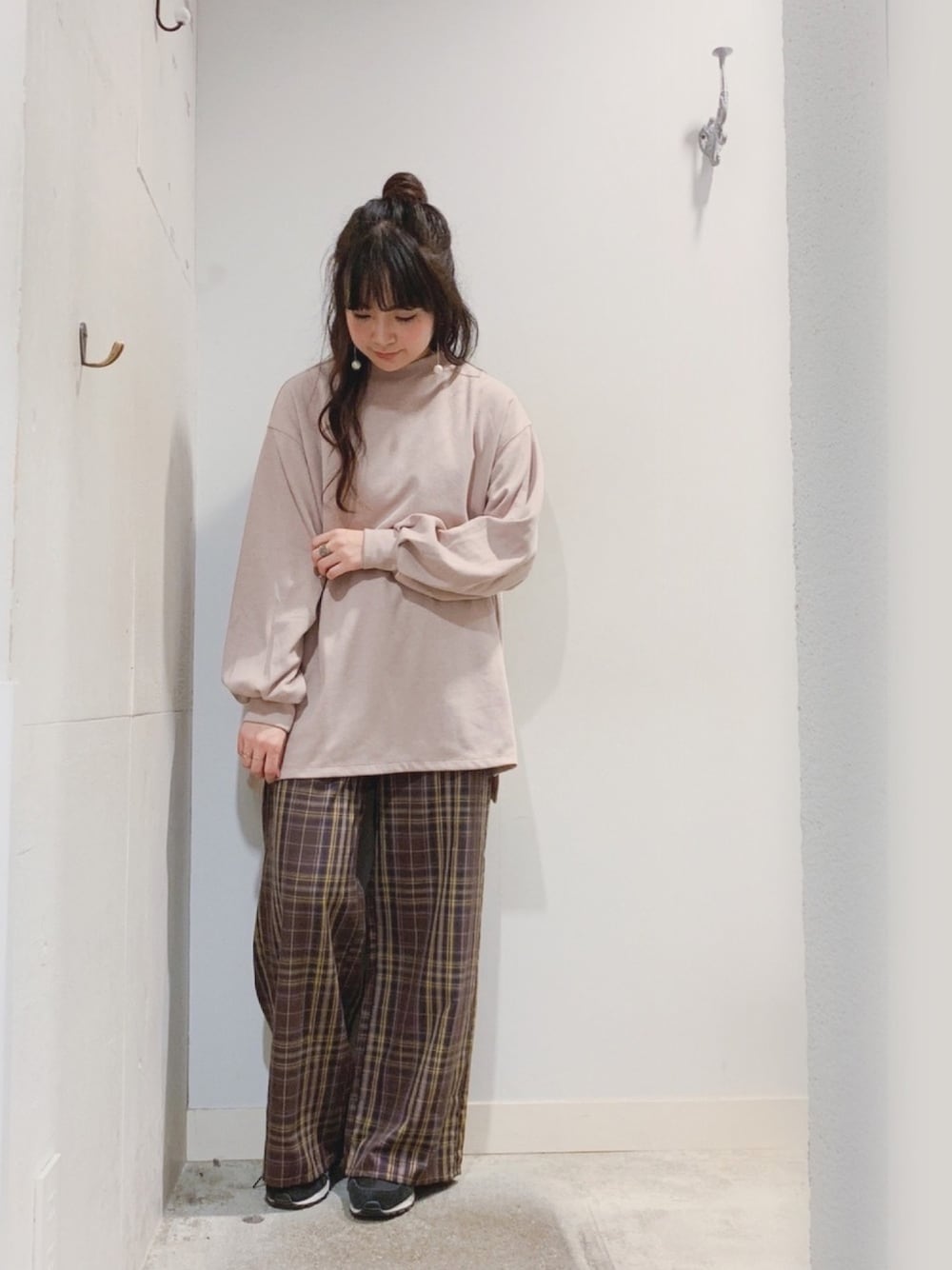 「ビッグシルエット、ダンボール、ハーフアップ、チェックワイドパンツ、ワイドパンツ、冬コーデ、ゆるコーデ、2018マイベストコーデ、冬、スタッフセンバツ」｜「E hyphen world galleryの・T/Cダインボールハイネックプルオーバー（Tシャツ/カットソー、ベージュ系）」を使った、こりんさん（レディース・153cm）の冬コーディネートの1枚目の写真