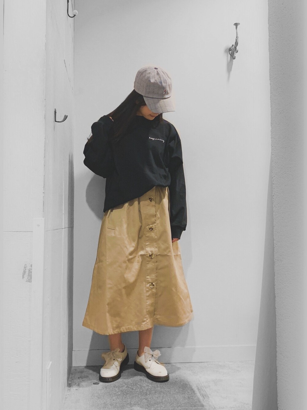 「大人カジュアル、3WAYコート、FILA、イーハイフンワールドギャラリー(E hyphen world gallery)、コート、ビックシルエット、ゆるコーデ、ベージュ、ベージュスカート」｜「E hyphen world galleryのミニロゴプルオーバー（Tシャツ/カットソー、ブラック系）」を使った、こりんさん（レディース・153cm）の冬コーディネートの1枚目の写真