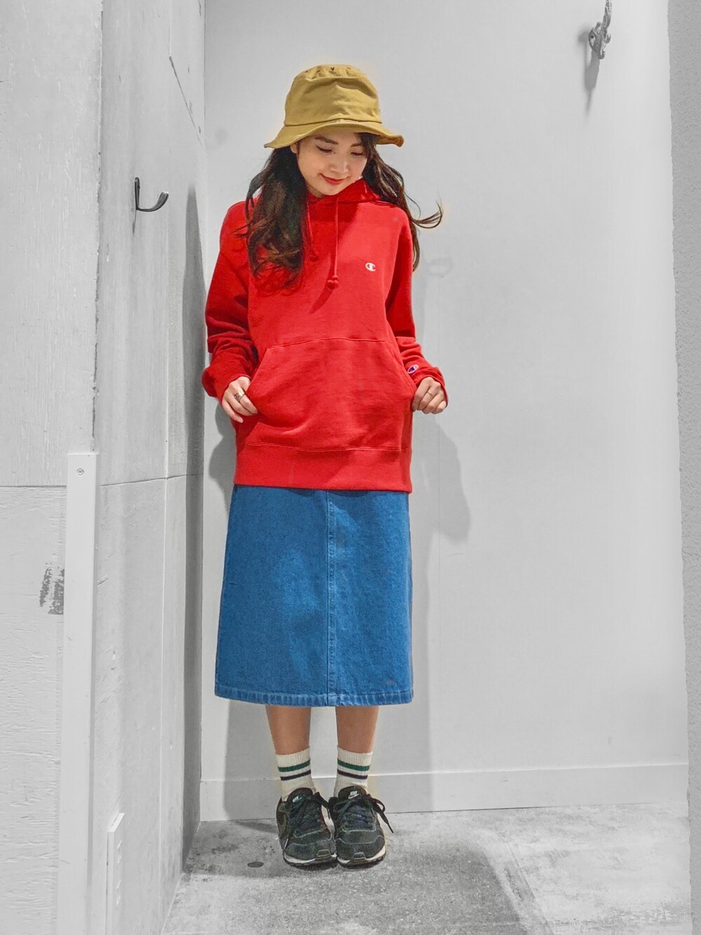 「Champion、春、カジュアルコーデ、チャンピオン パーカー、チャンピオンコラボ、champion パーカー、バケツハット、派手色、派手」｜「E hyphen world galleryのサファリハット（ハット、グリーン系）」を使った、こりんさん（レディース・153cm）の冬コーディネートの1枚目の写真