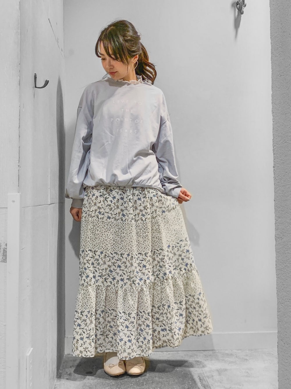 「ボリュームスリーブ、フラワープリント、花柄スカート、ロングスカート、花柄ロングスカート、ふんわりスカート、ふんわり、フェミニン、ワントーンコーデ、パステルコーデ」｜「E hyphen world galleryのボリュームスリーブドルマンプルオーバー（Tシャツ/カットソー、グレー系）」を使った、こりんさん（レディース・153cm）の冬コーディネートの1枚目の写真