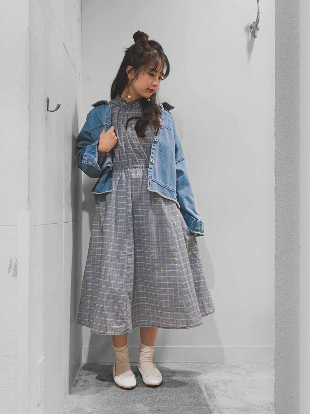 「春ワンピ、チェックワンピース、レイヤードstyle、ジージャン、デニムジャケット、春デニム、春デート、お花見、お花見デート、ハーフアップお団子」｜「E hyphen world galleryのデニムビッグシルエットブルゾン ●（デニムジャケット、ブルー系）」を使った、こりんさん（レディース・153cm）の冬コーディネートの1枚目の写真