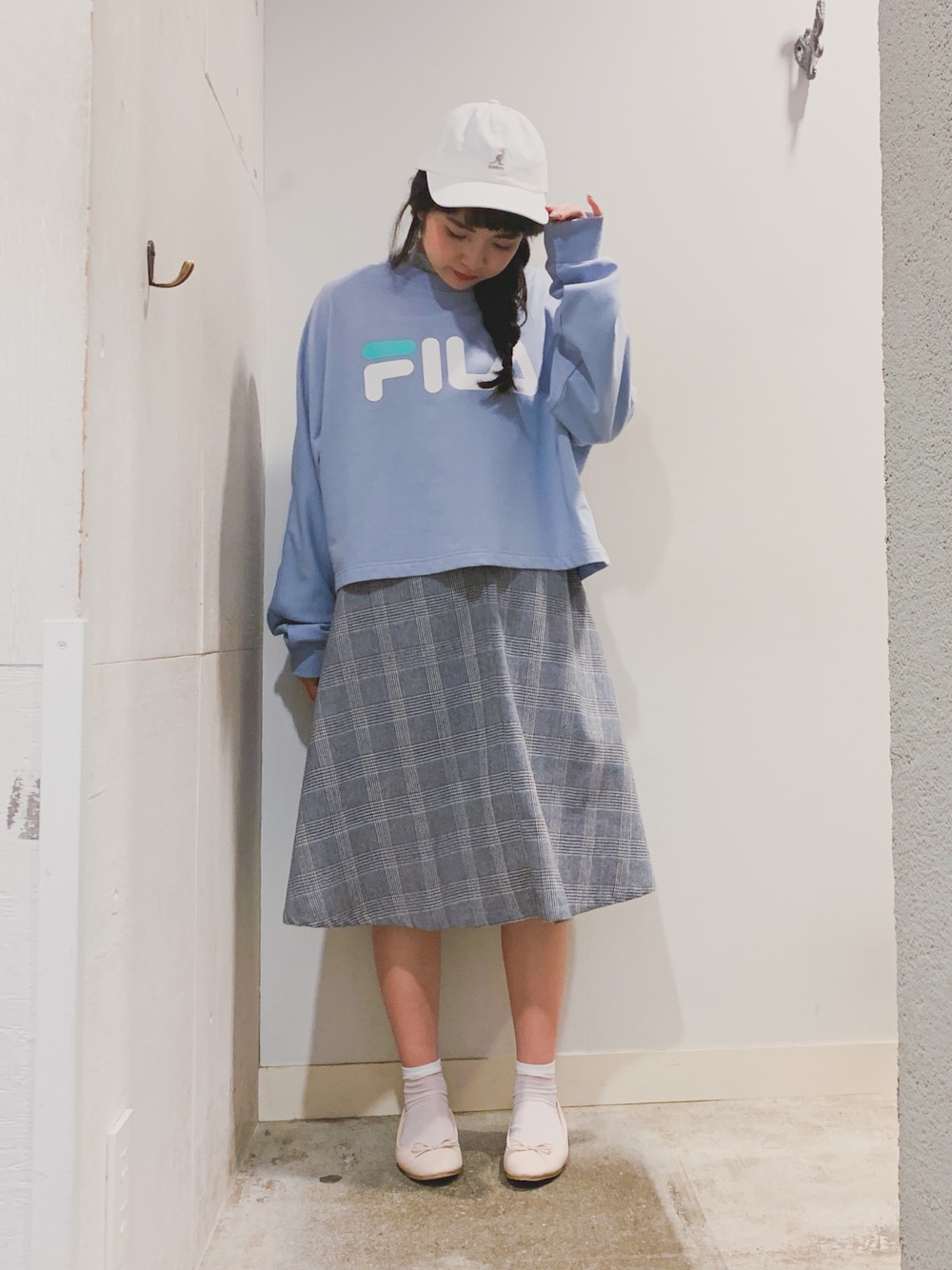 「春コーデ、KANGOL、FILA、スポーティ、スポーティーMIX、ジャンスカ、着まわし、白キャップ、パステルカラー、春色」｜「FILAの【別注】FILA トレーナー（スウェット、ブルー系）」を使った、こりんさん（レディース・153cm）の春コーディネートの1枚目の写真