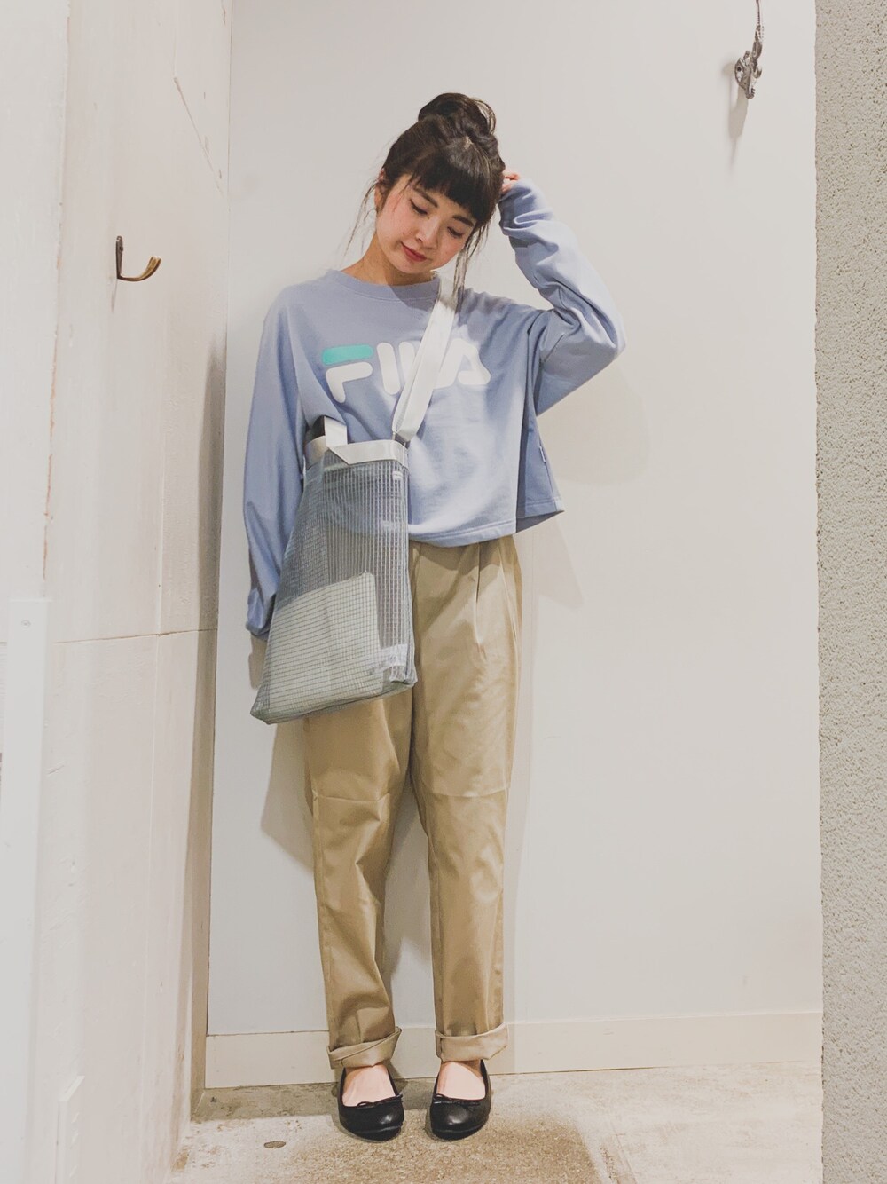 「FILA、パステルカラー、春カラー、サックスブルー、おだんごヘアー、スケルトンバッグ、ベージュパンツ、テーパードパンツ、ゆるコーデ、大人カジュアル」｜「FILAの【別注】FILA トレーナー（スウェット、ブルー系）」を使った、こりんさん（レディース・153cm）の春コーディネートの1枚目の写真