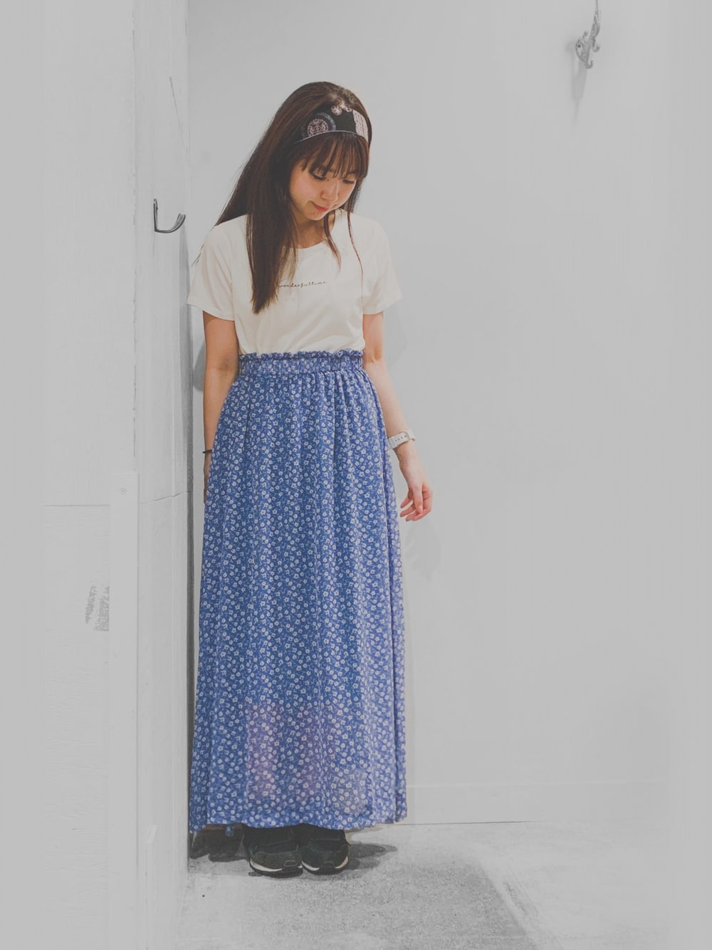 「小花柄、小花柄スカート、花柄ロングスカート、夏コーデ、ロゴT、ヘアバンド、ストレートヘアー、水色、sax」｜「E hyphen world galleryのクルーミニロゴTシャツ ●（Tシャツ/カットソー、ホワイト系）」を使った、こりんさん（レディース・153cm）の夏コーディネートの1枚目の写真