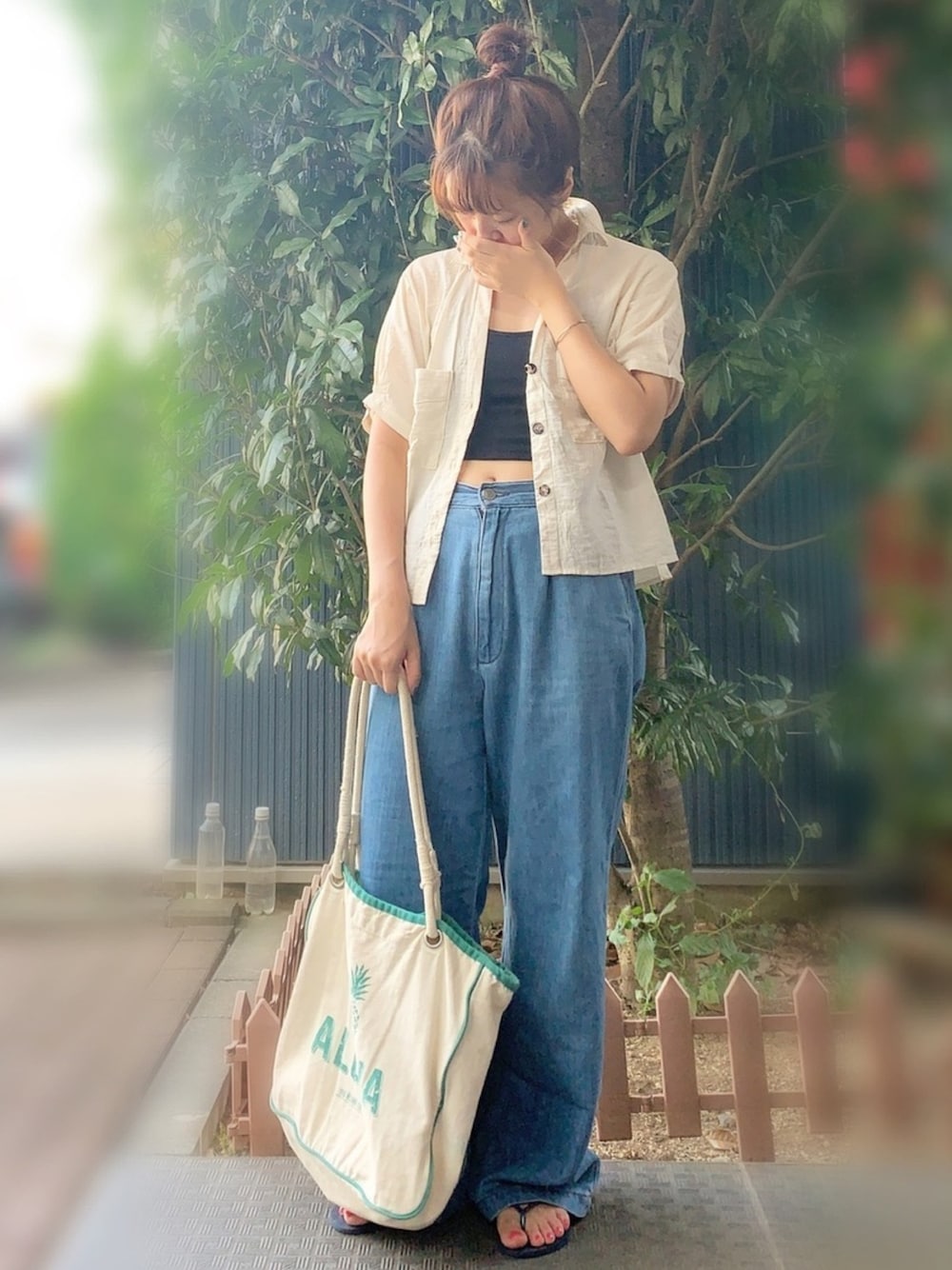 「おやすみコーデ、休日スタイル、休日コーデ、お団子、ホールフーズマーケット、ヘソだし、スキッパーシャツ、ワイドパンツ、ワイドデニム」｜「RETRO GIRLの麻ライクスキッパーシャツ（シャツ/ブラウス、ホワイト系）」を使った、こりんさん（レディース・153cm）の秋コーディネートの1枚目の写真