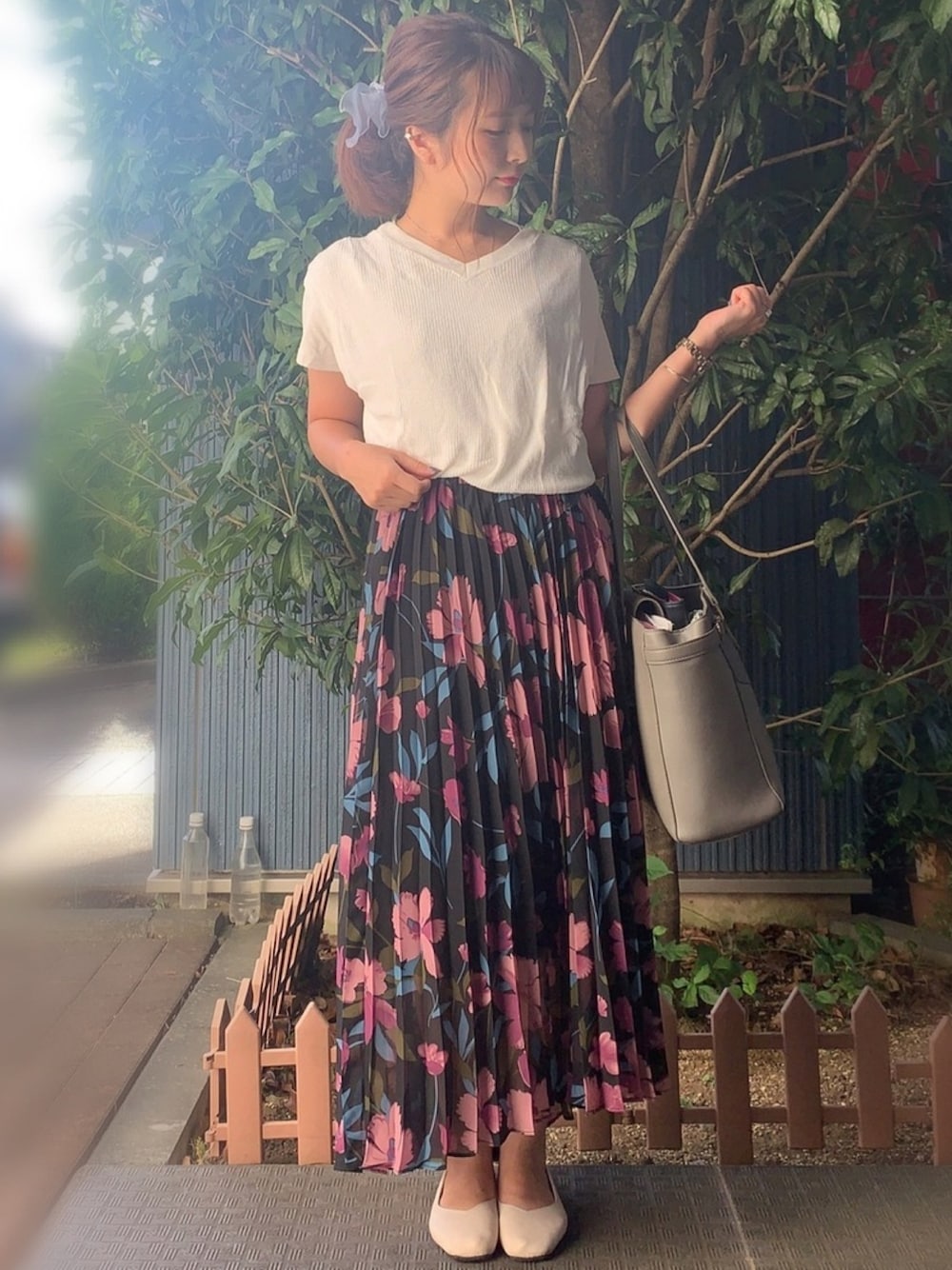 「カジュアルコーデ、通勤服、通勤コーデ、サマーベスト、サマーニット、大花柄、花柄スカート、プリーツスカート、秋のコーデ、晩夏」｜「E hyphen world galleryのバックリボンニットベスト ●（ニット/セーター、ホワイト系）」を使った、こりんさん（レディース・153cm）の秋コーディネートの1枚目の写真