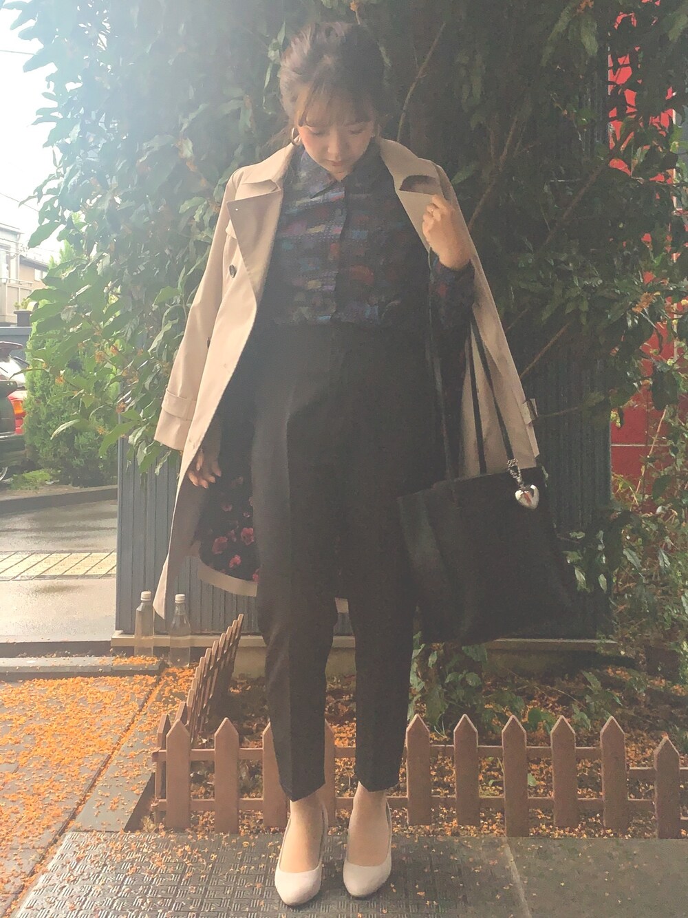 「通勤服、通勤コーデ、OL、秋のマイ旬スタイル、トレンチコート、古着、古着シャツ、柄シャツ」｜「usedのアイテム（シャツ/ブラウス、ブルー系）」を使った、こりんさん（レディース・153cm）の秋コーディネートの1枚目の写真