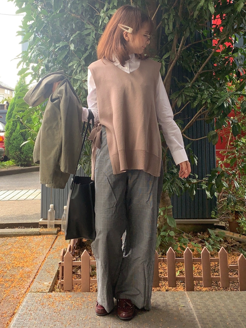 「秋のマイ旬スタイル、通勤服、通勤コーデ、秋のコーデ、ベスト、ベスト×シャツ、チェック、チェックパンツ、ワイドパンツ、チェックワイドパンツ」｜「RETRO GIRLのサイドリボンニットベスト（ベスト、ブラウン系）」を使った、こりんさん（レディース・153cm）の秋コーディネートの1枚目の写真