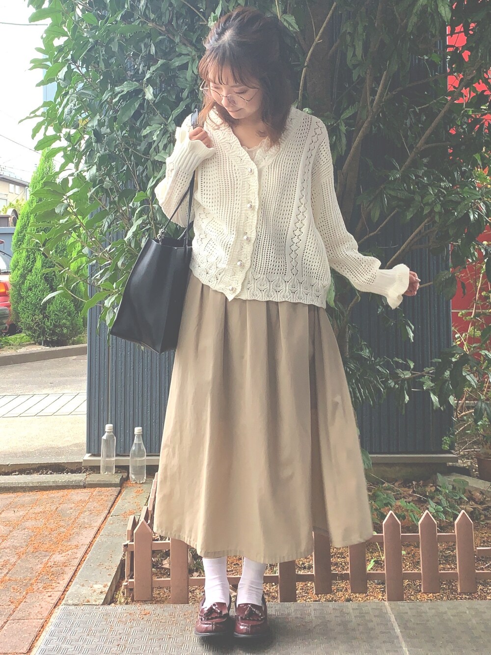 「オトナカジュアル、通勤服、通勤コーデ、おしゃれさんと繋がりたい、秋のコーデ、ベージュスカート、透け感、かぎ針編みニット、カーディガン」｜「E hyphen world galleryの・TCギャザーボリュームスカート 〇★（スカート、ベージュ系）」を使った、こりんさん（レディース・153cm）の秋コーディネートの1枚目の写真