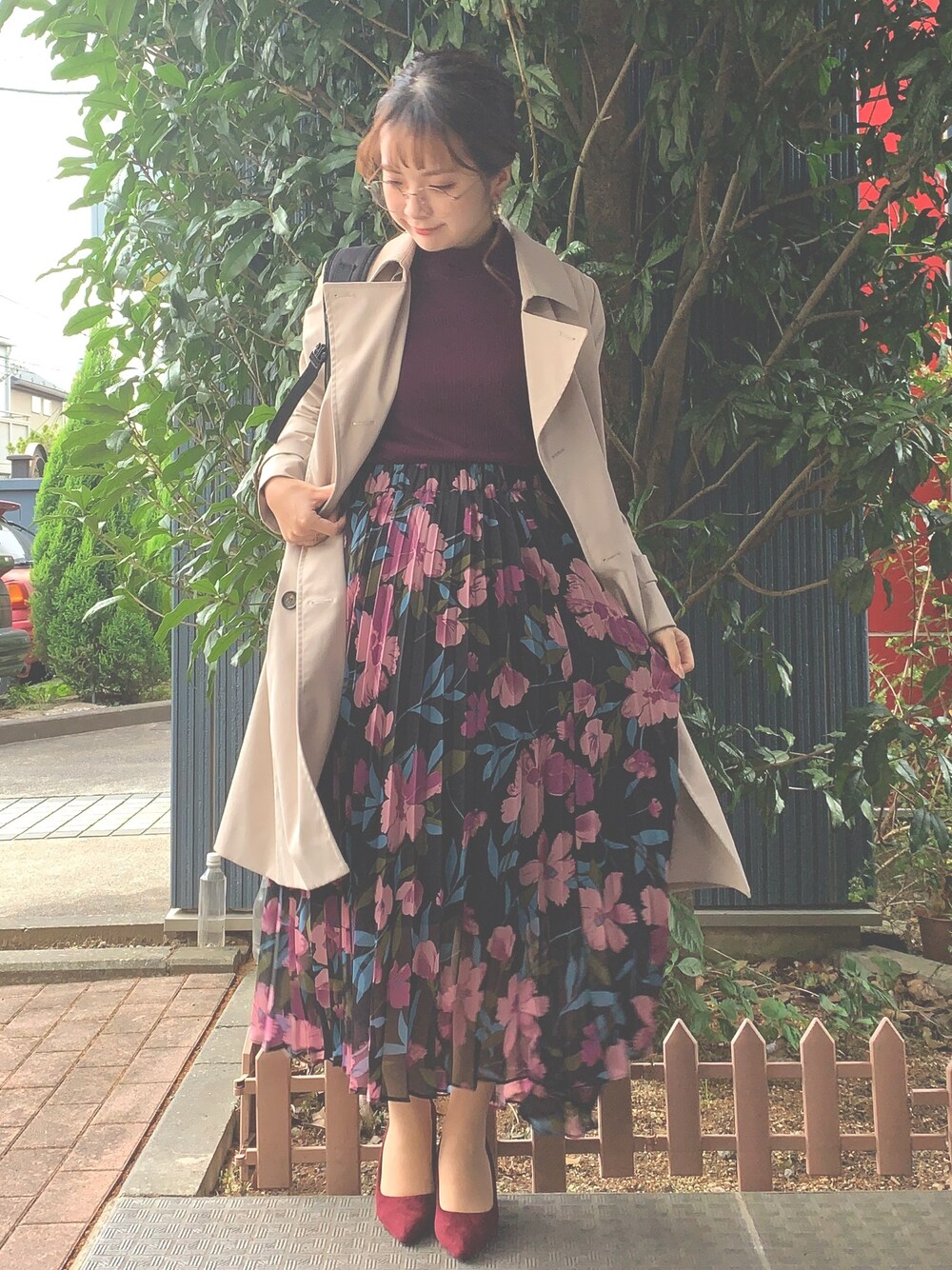 「通勤服、秋冬コーデ、通勤コーデ、大花柄、花柄スカート、芋コーデ、紫、コックリカラー」｜「UNIQLOのリブハイネックT（長袖）（Tシャツ/カットソー、パープル系）」を使った、こりんさん（レディース・153cm）の秋コーディネートの1枚目の写真