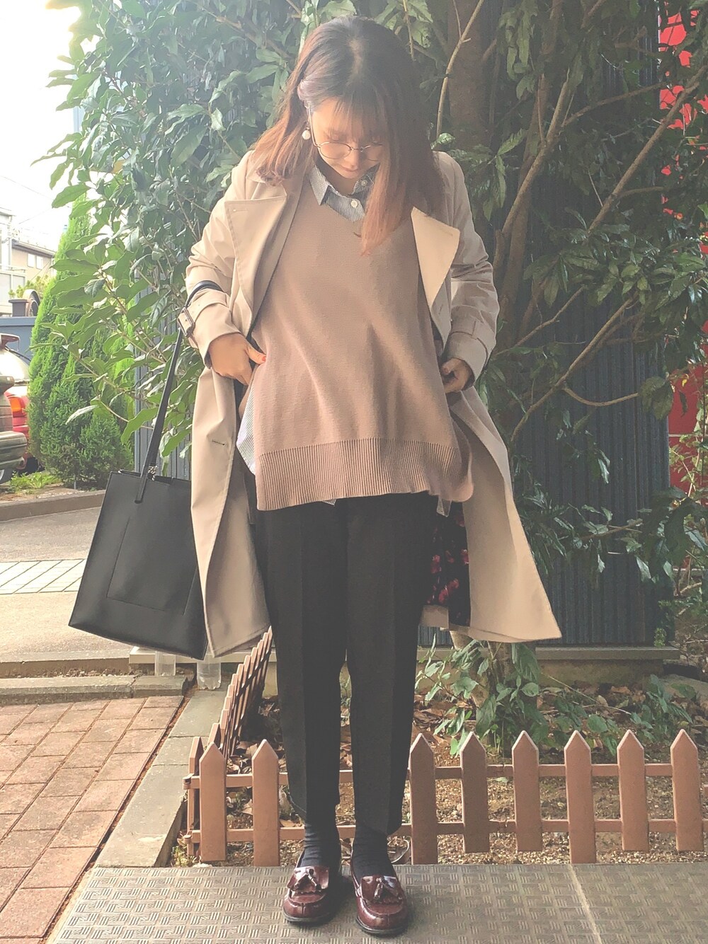 「通勤服、通勤コーデ、めがね、メガネ女子、ベスト、ベスト×シャツ、シャツ好き集まれ、ストライプシャツ、マニッシュ」｜「RETRO GIRLのサイドリボンニットベスト（ベスト、ブラウン系）」を使った、こりんさん（レディース・153cm）の秋コーディネートの1枚目の写真