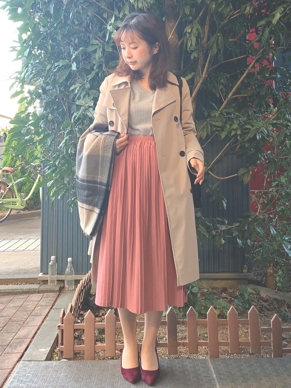 「大人カジュアル、通勤コーデ、通勤服、通勤、オフィスカジュアル、オフィススタイル、ゆるコーデ、秋冬コーデ、オトナ女子、大人コーデ」｜「E hyphen world galleryのツイルプリーツスカート（スカート、ブルー系）」を使った、こりんさん（レディース・153cm）の秋コーディネートの1枚目の写真