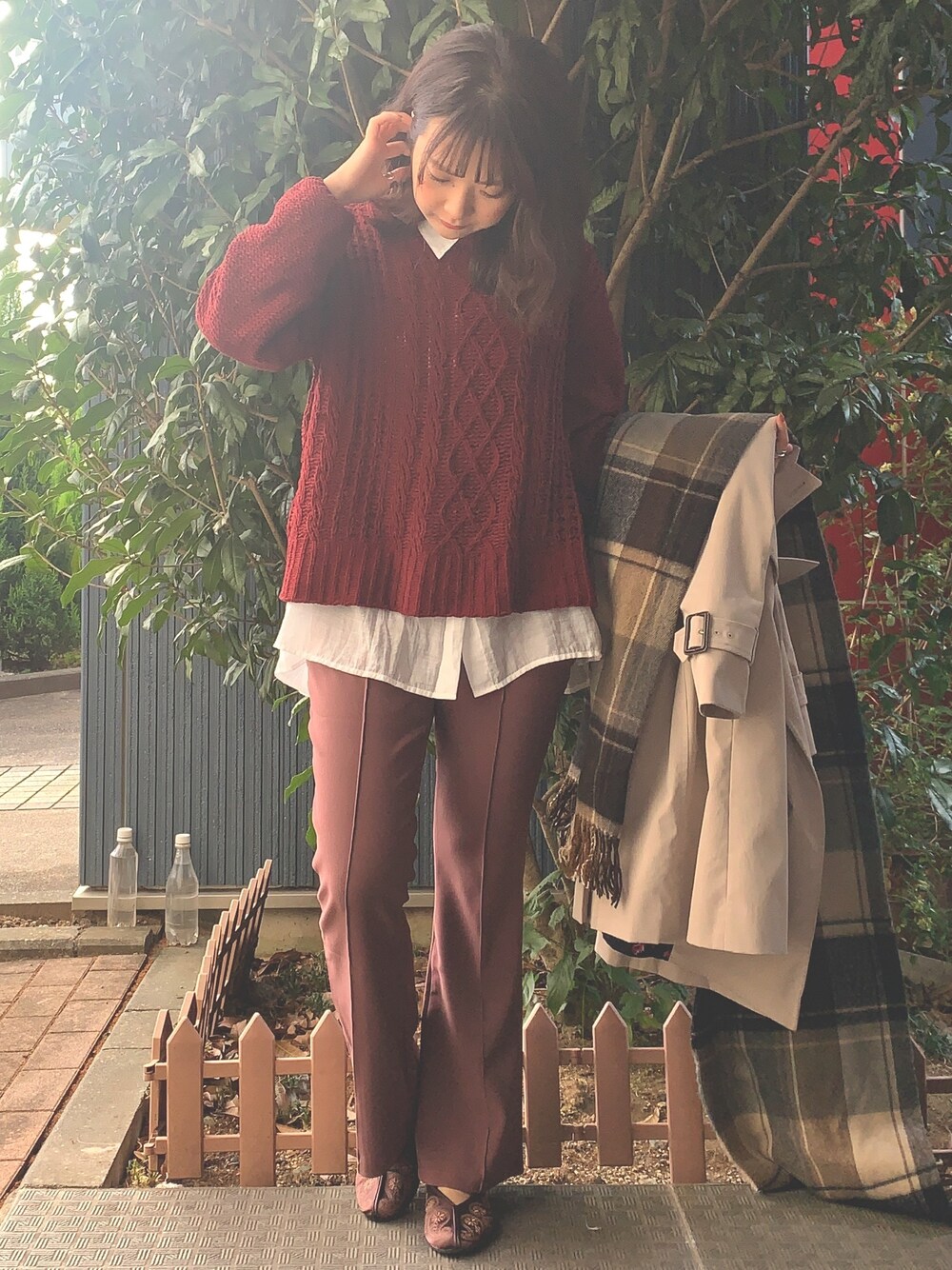 「大人カジュアル、通勤服、通勤コーデ、シアーシャツ、シャツスタイル、ケーブルニット、赤ニット、センタープレスパンツ、グレイル、チャイナシューズ」｜「GRLのシアーオーバーシャツ（シャツ/ブラウス、ホワイト系）」を使った、こりんさん（レディース・153cm）の秋コーディネートの1枚目の写真