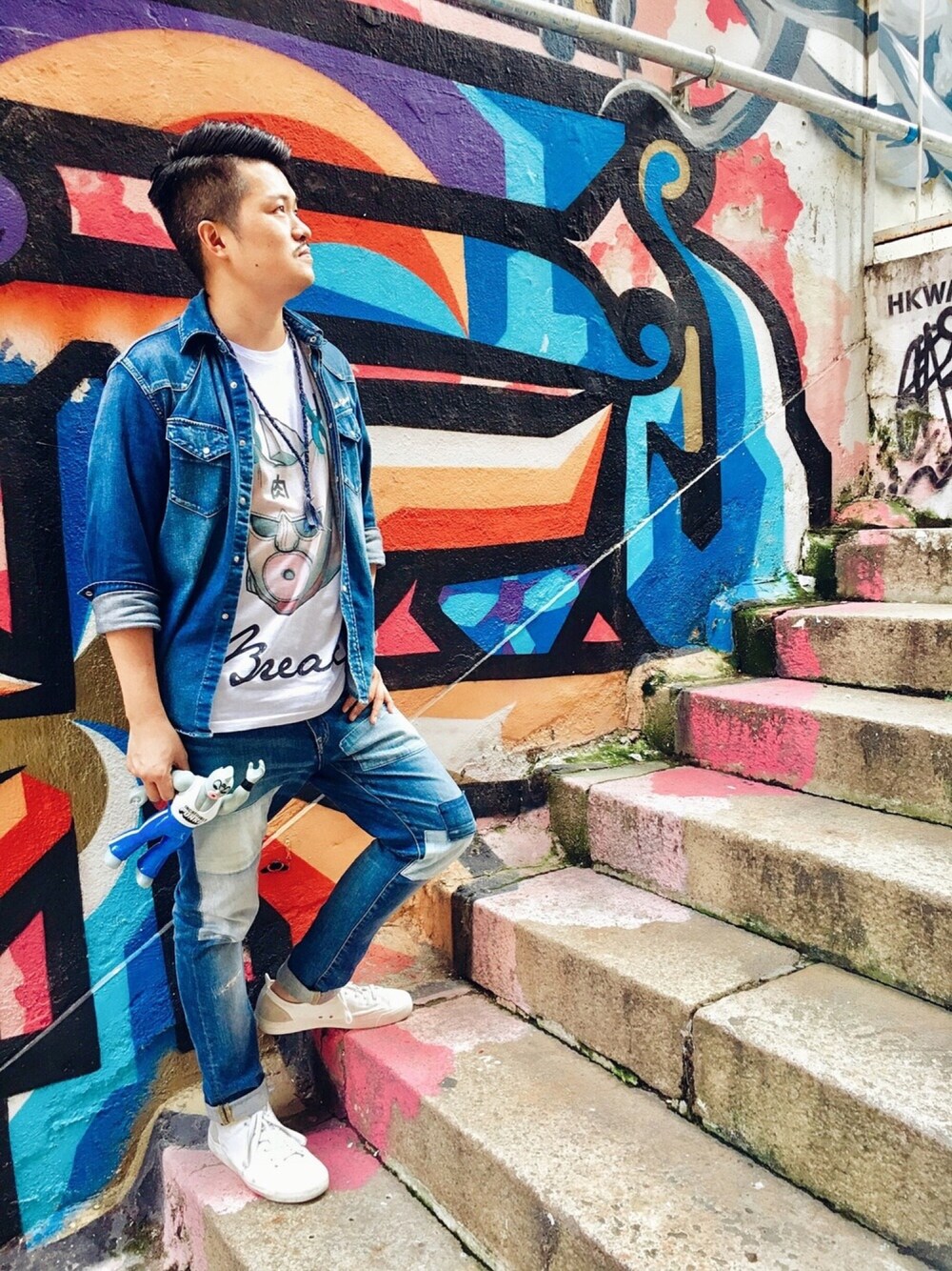 「Tシャツ、Kinnikuman、RUDE GALLERY、JAPAN BLUE JEANS、niko and ...、Hong Kong」｜「RUDE GALLERYのアイテム（シャツ/ブラウス、ブルー系）」を使った、Gilbert Yamさん（メンズ・176cm）の夏コーディネートの1枚目の写真