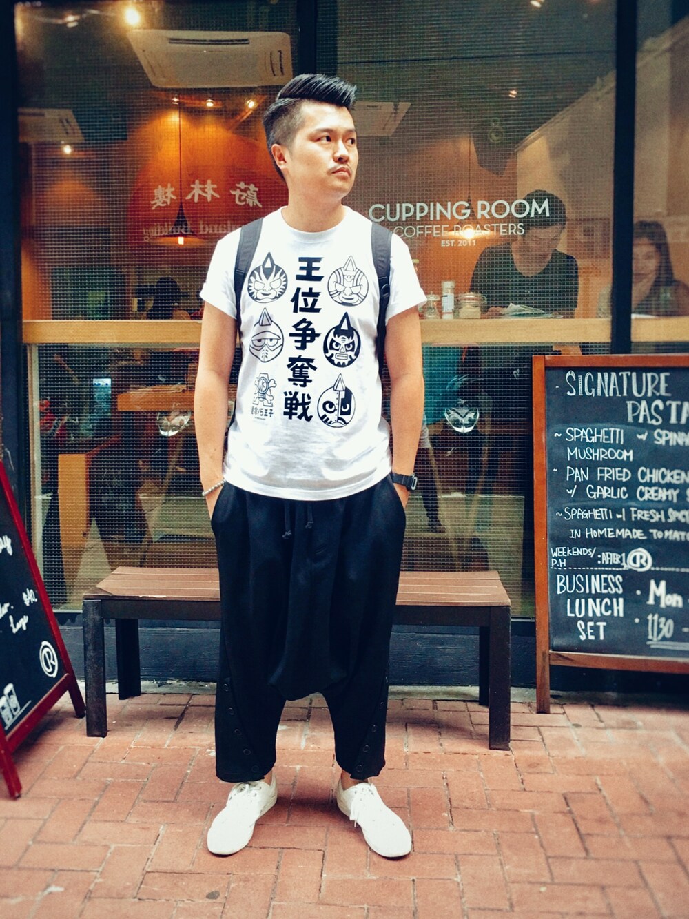 「yohjiyamamoto、artjunkie、niko and ...、Hong Kong、coffeeshop、bagjack」｜「niko and...のアイテム（スニーカー、ホワイト系）」を使った、Gilbert Yamさん（メンズ・176cm）の夏コーディネートの1枚目の写真