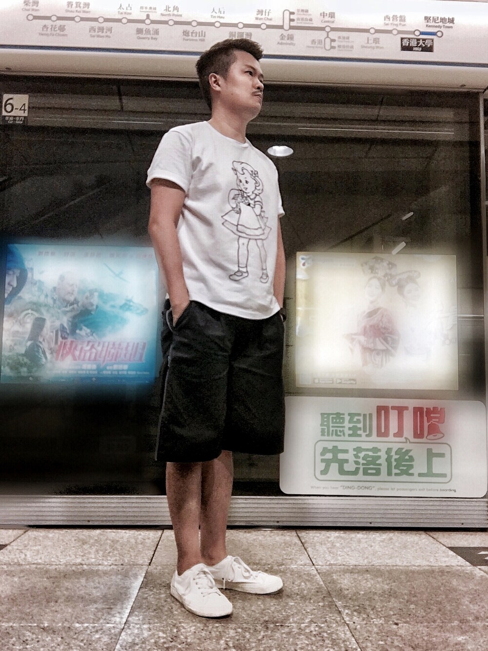 「undercover、DISCOVERED、converse、Hong Kong」｜「UNDERCOVERのアイテム（Tシャツ/カットソー、ホワイト系）」を使った、Gilbert Yamさん（メンズ・176cm）の夏コーディネートの1枚目の写真