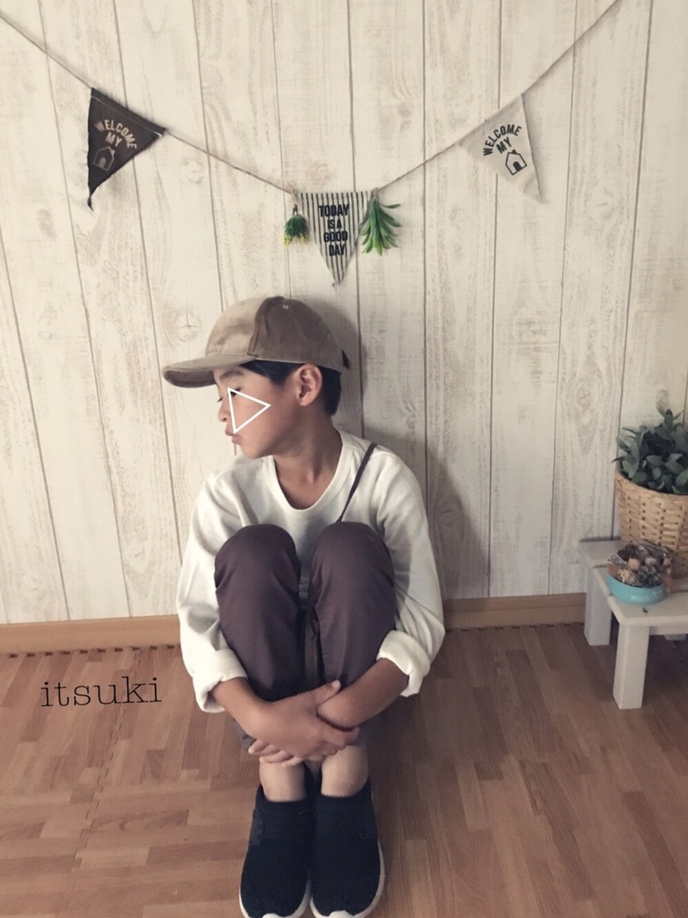 ホワイト系のTシャツ/カットソー、ブラウン系のパンツ、ベージュ系のキャップを着用したキッズの秋コーディネートの1枚目の写真