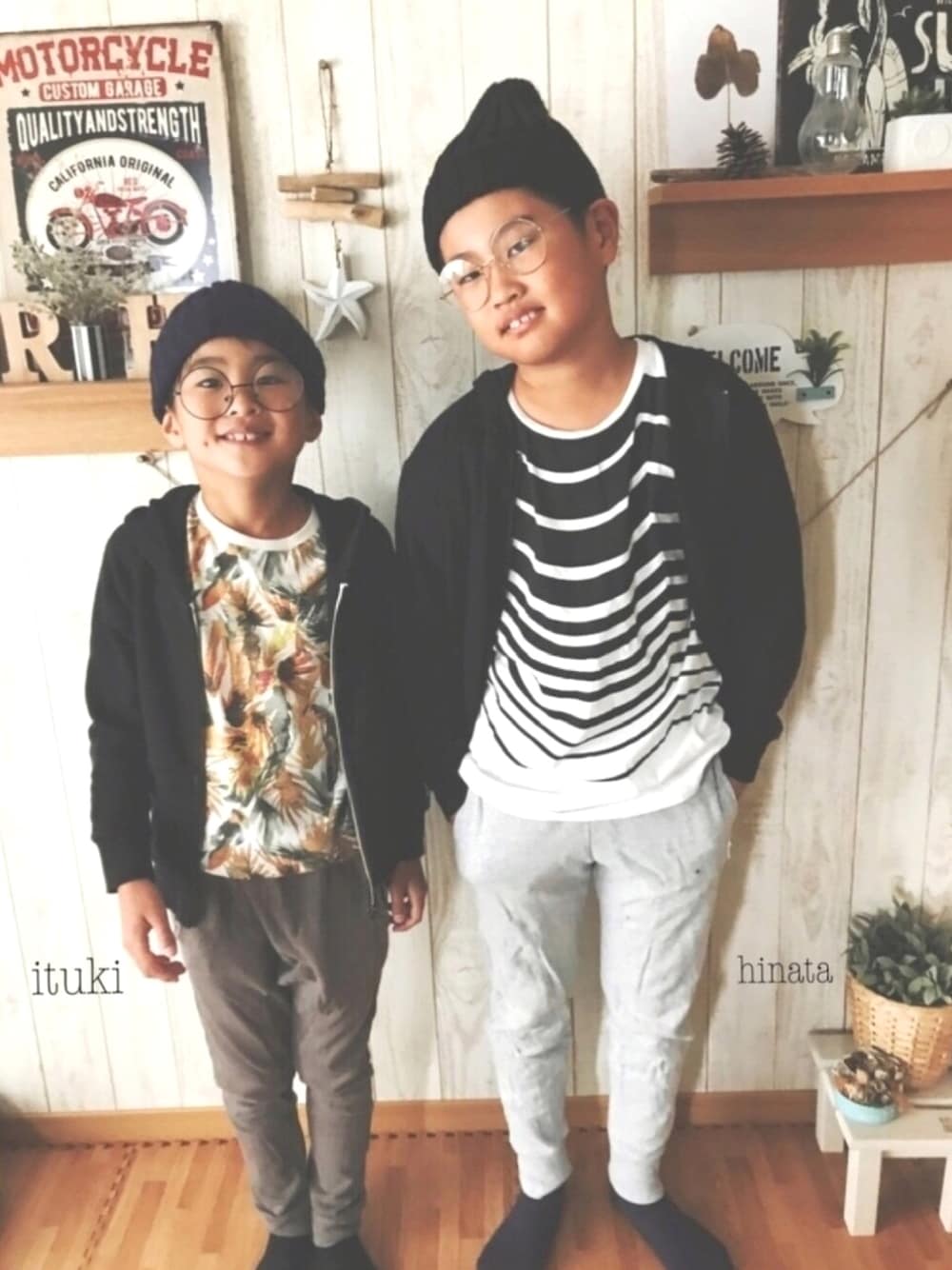 ブラック系のTシャツ/カットソー、ブラック系のパーカー、グレー系のパンツを着用したキッズの秋コーディネートの1枚目の写真