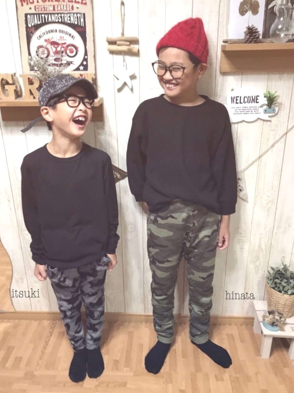 その他のその他パンツ、ブラック系のTシャツ/カットソー、ブラック系のキャップを着用したキッズの秋コーディネートの1枚目の写真