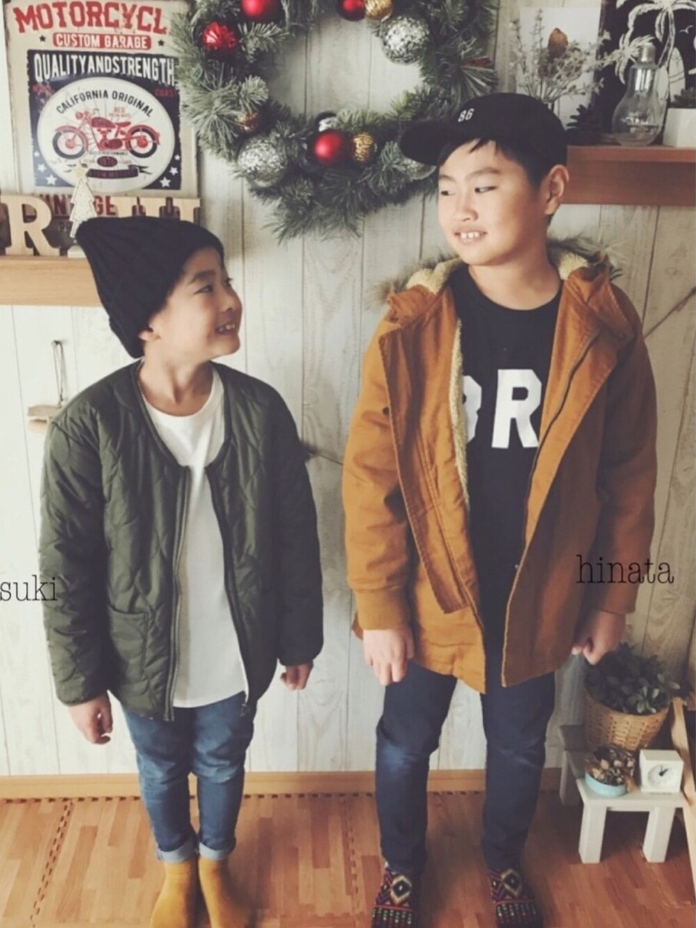 イエロー系のモッズコート、グリーン系のその他アウター、ブラック系のTシャツ/カットソーを着用したキッズの秋コーディネートの1枚目の写真