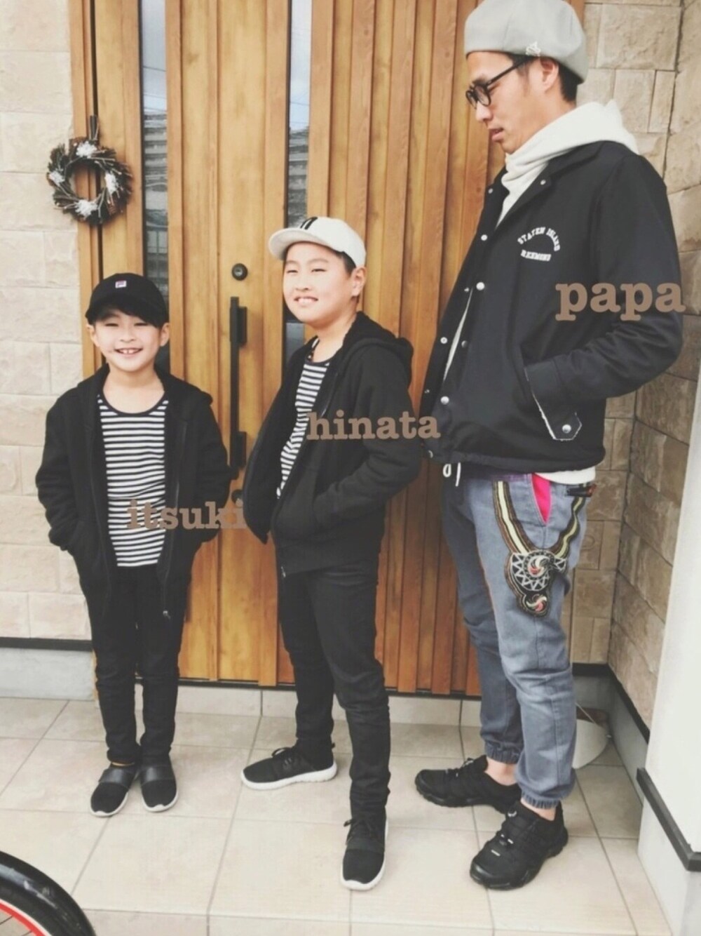 ブラック系のその他パンツ、ホワイト系の帽子、その他のその他を着用したキッズの冬コーディネートの1枚目の写真