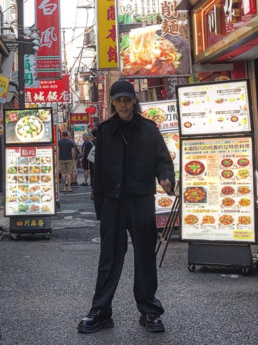 「秋のコーデ、シンプルコーデ、休日スタイル、モード、モードストリート、オールブラック、旅行、PRADA、lot holon、Lui's」｜「PRADAのアイテム（ジャケット/アウター、ブラック系）」を使った、ゆうたさん（メンズ・170cm）の秋コーディネートの1枚目の写真