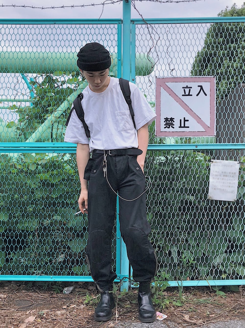 ブラック系のバックパック/リュック、ホワイト系のTシャツ/カットソー、ブラック系のその他パンツを着用したメンズの春コーディネートの1枚目の写真