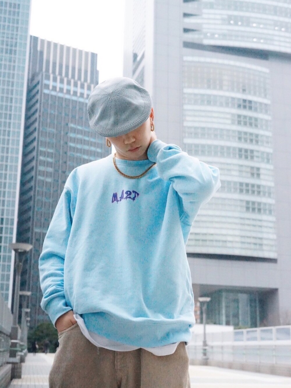 「ストリート、POP、ワンポイント、水色、ライトブルー、スウェット、トレーナー、ootd、コーデュロイ、ゆるコーデ」｜「MAN ABOUT TOWN TOKYOのhttps://handtomouth.official.ec/（スウェット、ブルー系）」を使った、KAIさん（メンズ・174cm）の冬コーディネートの1枚目の写真