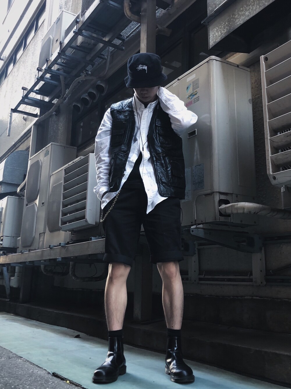 「ショーツ、夏コーデ、モノトーン、ブラック、ootd、モード、ストリート、バケットハット、ベスト、おしゃれさんと繋がりたい」｜「TimberlandのTFO AF LS Gle Rvr BD Oxfd WHIT（シャツ/ブラウス、ホワイト系）」を使った、KAIさん（メンズ・174cm）の春コーディネートの1枚目の写真