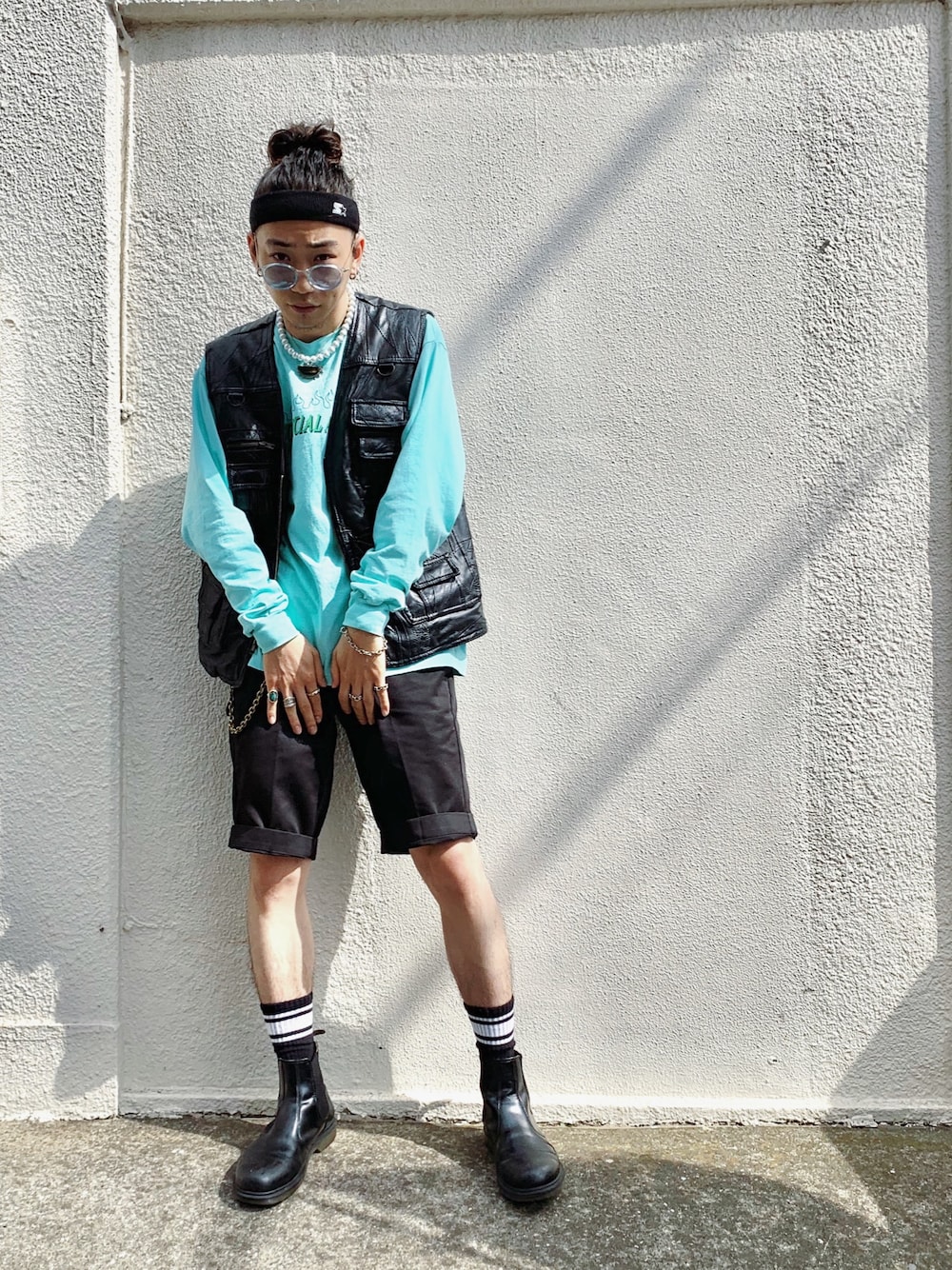 ブルー系のTシャツ/カットソー、ブラック系のチノパンツ、ブラック系のブーツを着用したメンズの秋コーディネートの1枚目の写真