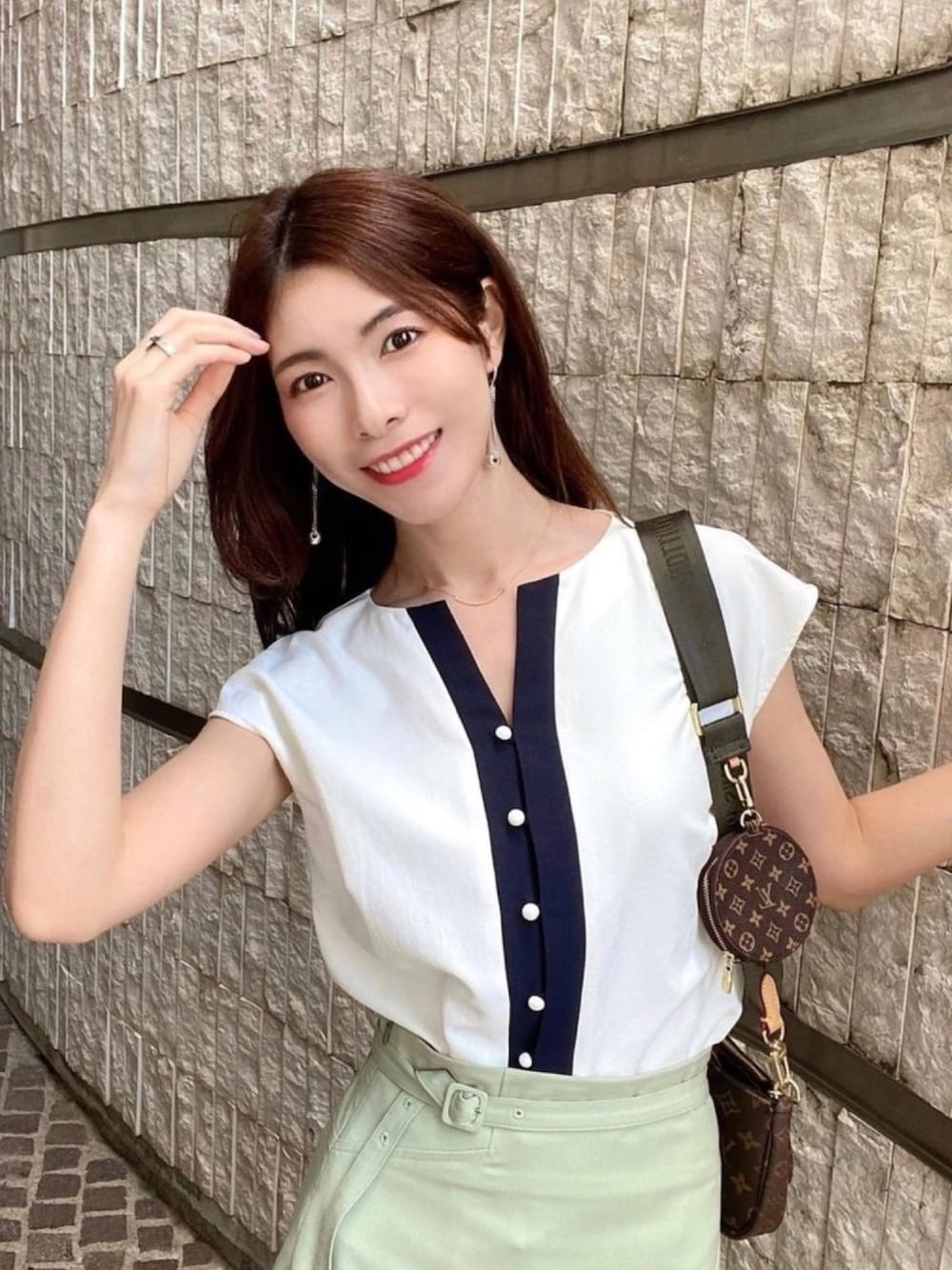 「休日コーデ、大人カジュアル、ゆるコーデ、きれいめカジュアル、大人女子、おしゃれさんと繋がりたい、カジュアルコーデ、モード、ブラウス、TONAL」｜「TONALのMULTIバイカラーノースリブラウス（シャツ/ブラウス、ホワイト系）」を使った、TONALさん（レディース・160cm）の春コーディネートの1枚目の写真