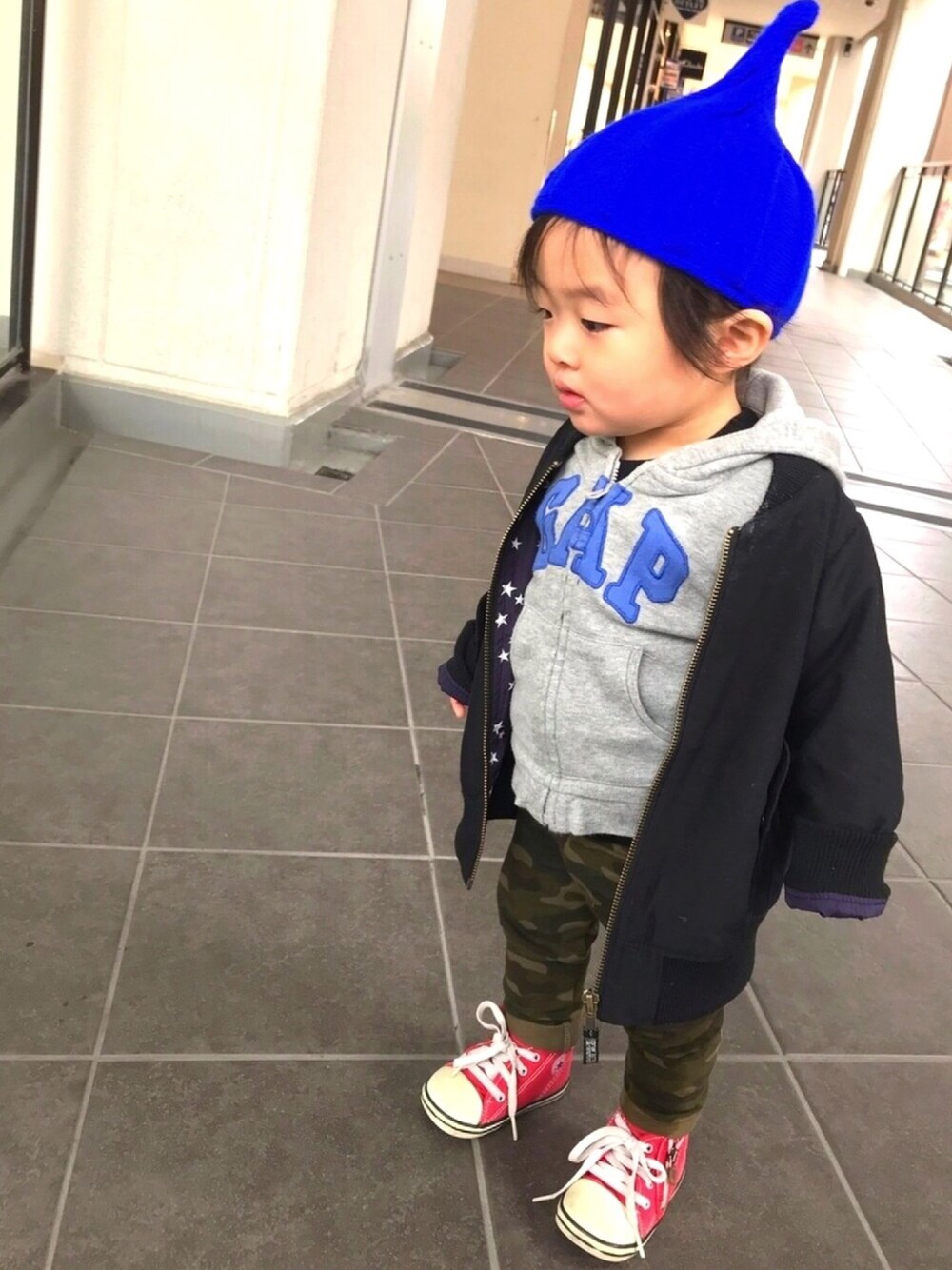 「キッズファッション、トンガリ帽子、BREEZE、babygap、1歳3ヶ月、西松屋、見つめる先…、原色、コンバース、迷彩」｜「BREEZEのMA-1（MA-1、ブラック系）」を使った、モリコさん（キッズ・80cm）の冬コーディネートの1枚目の写真